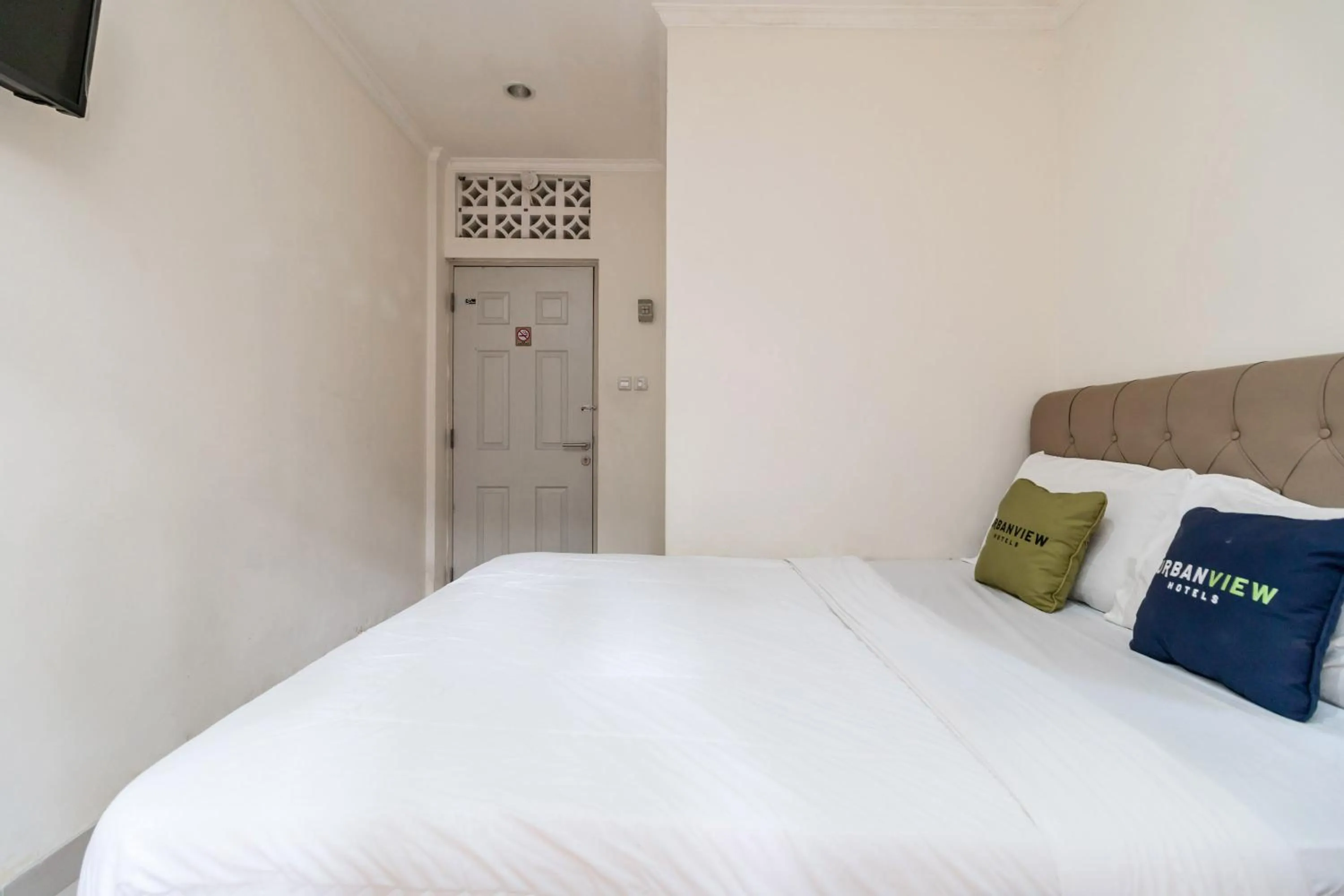 Bed in Urbanview Hotel Minongga Pondok Labu by RedDoorz