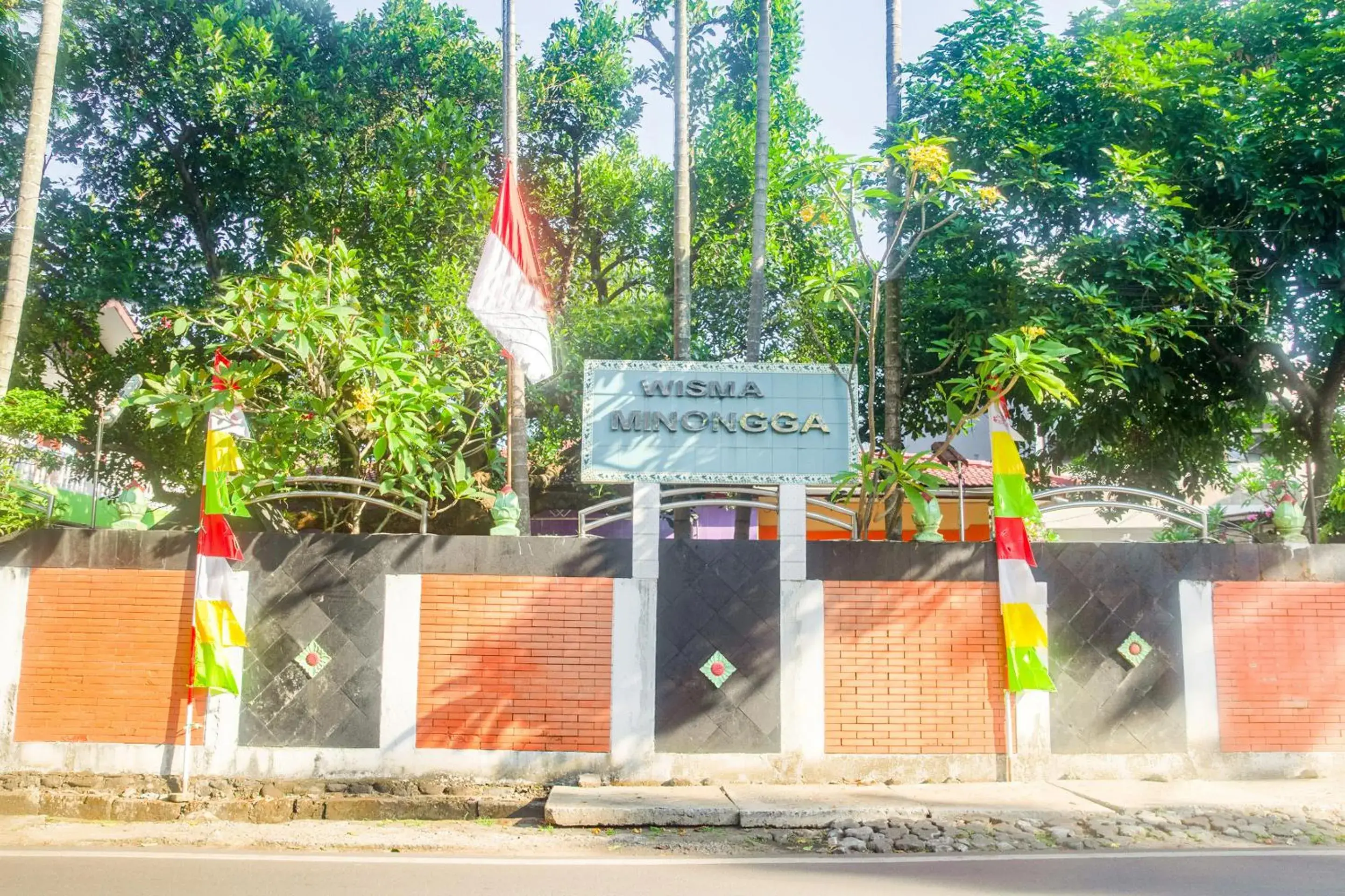 Facade/entrance in Urbanview Hotel Minongga Pondok Labu by RedDoorz Facade/entrance in Urbanview Hotel Minongga Pondok Labu by RedDoorz