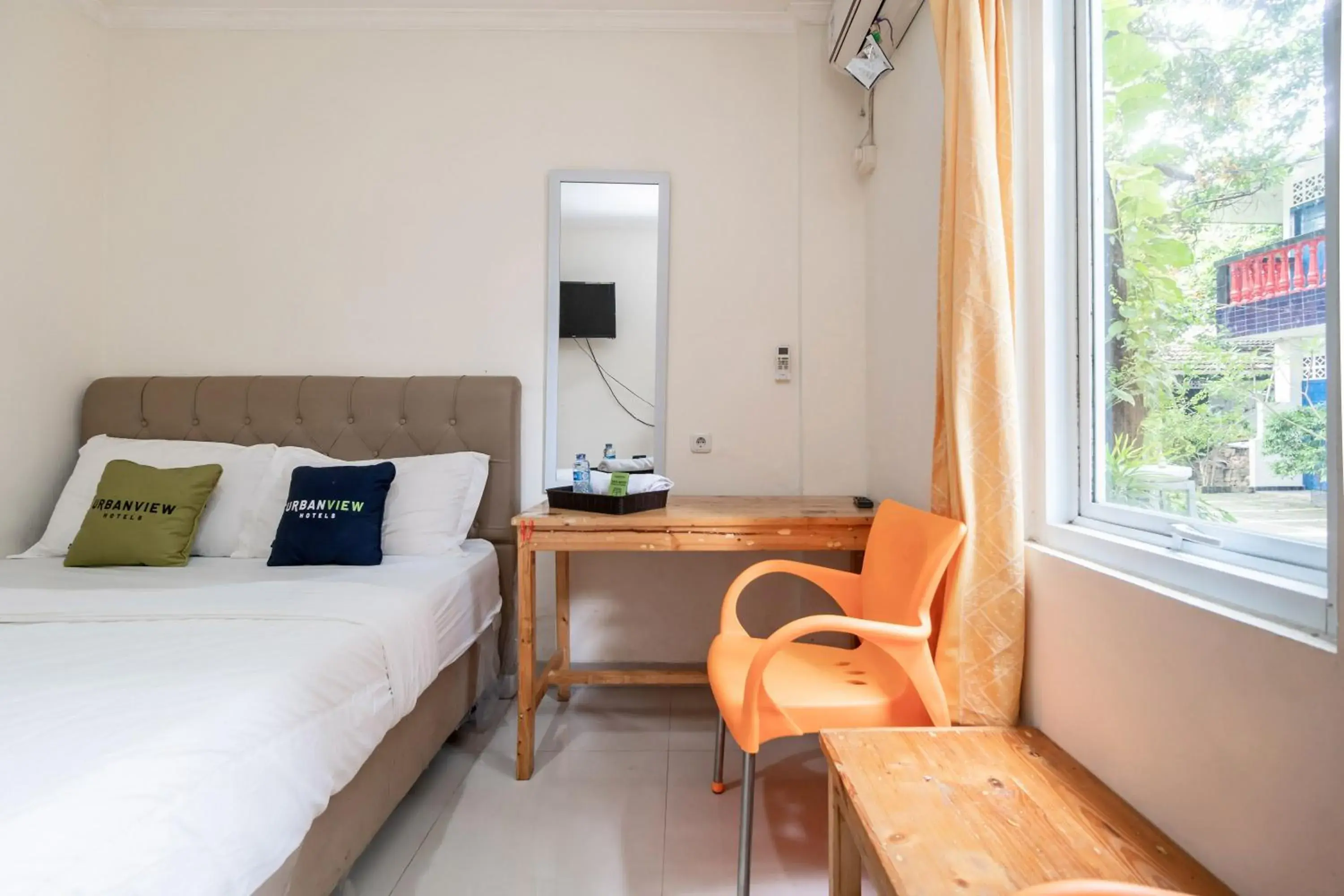 Bed in Urbanview Hotel Minongga Pondok Labu by RedDoorz Bed in Urbanview Hotel Minongga Pondok Labu by RedDoorz