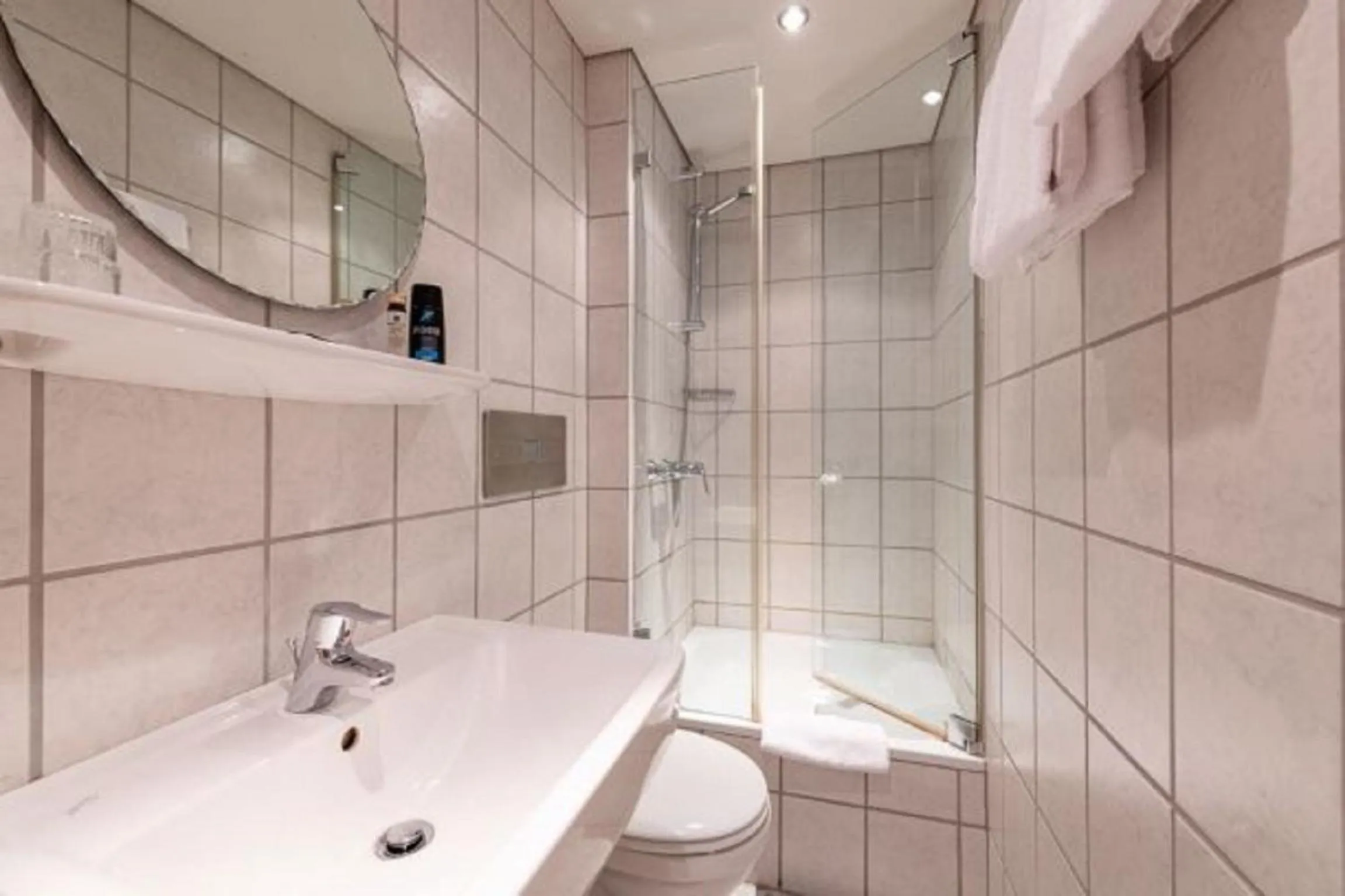 Bathroom in Hotel Restaurant Goldener Hirsch