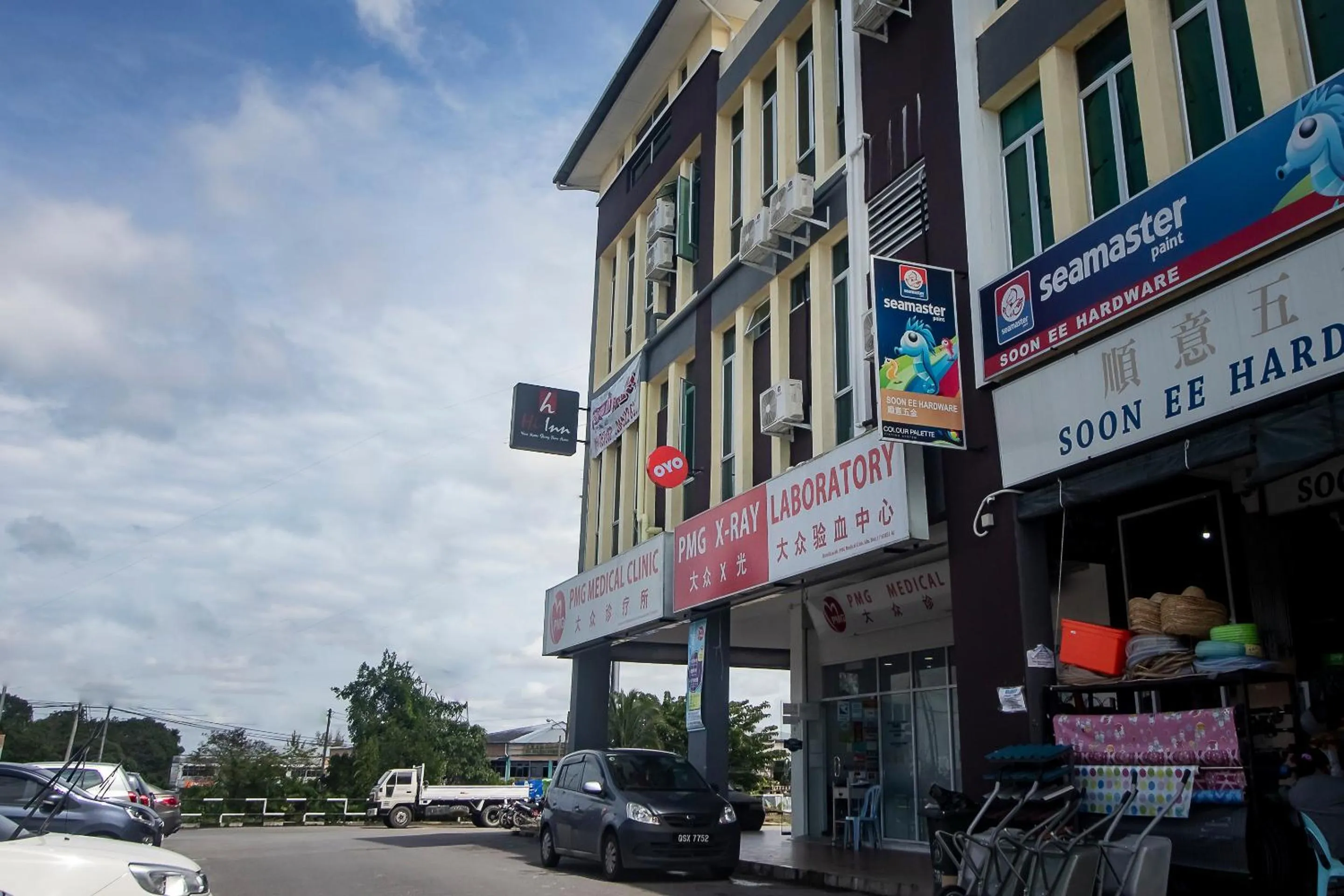 Facade/entrance in Hotel O Hi Inn 3