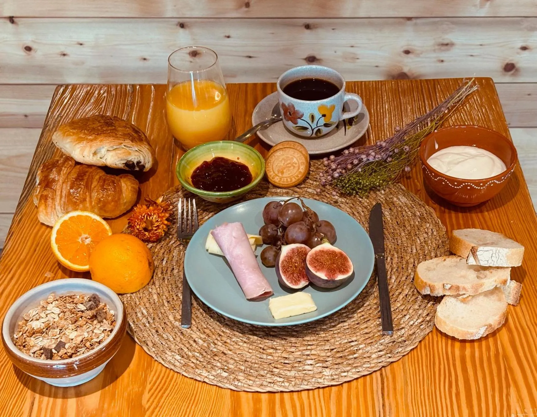 Breakfast in Hôtel L'Horizon - Restaurant La Fougassette