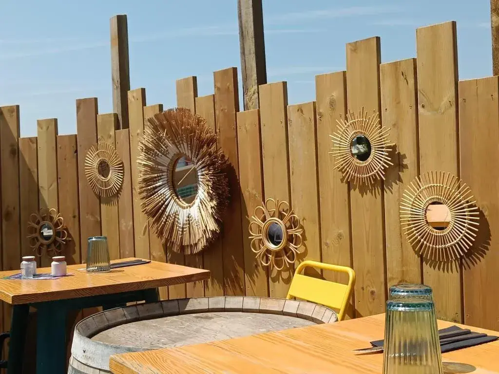 Property building in Hôtel L'Horizon - Restaurant La Fougassette Property building in Hôtel L'Horizon - Restaurant La Fougassette