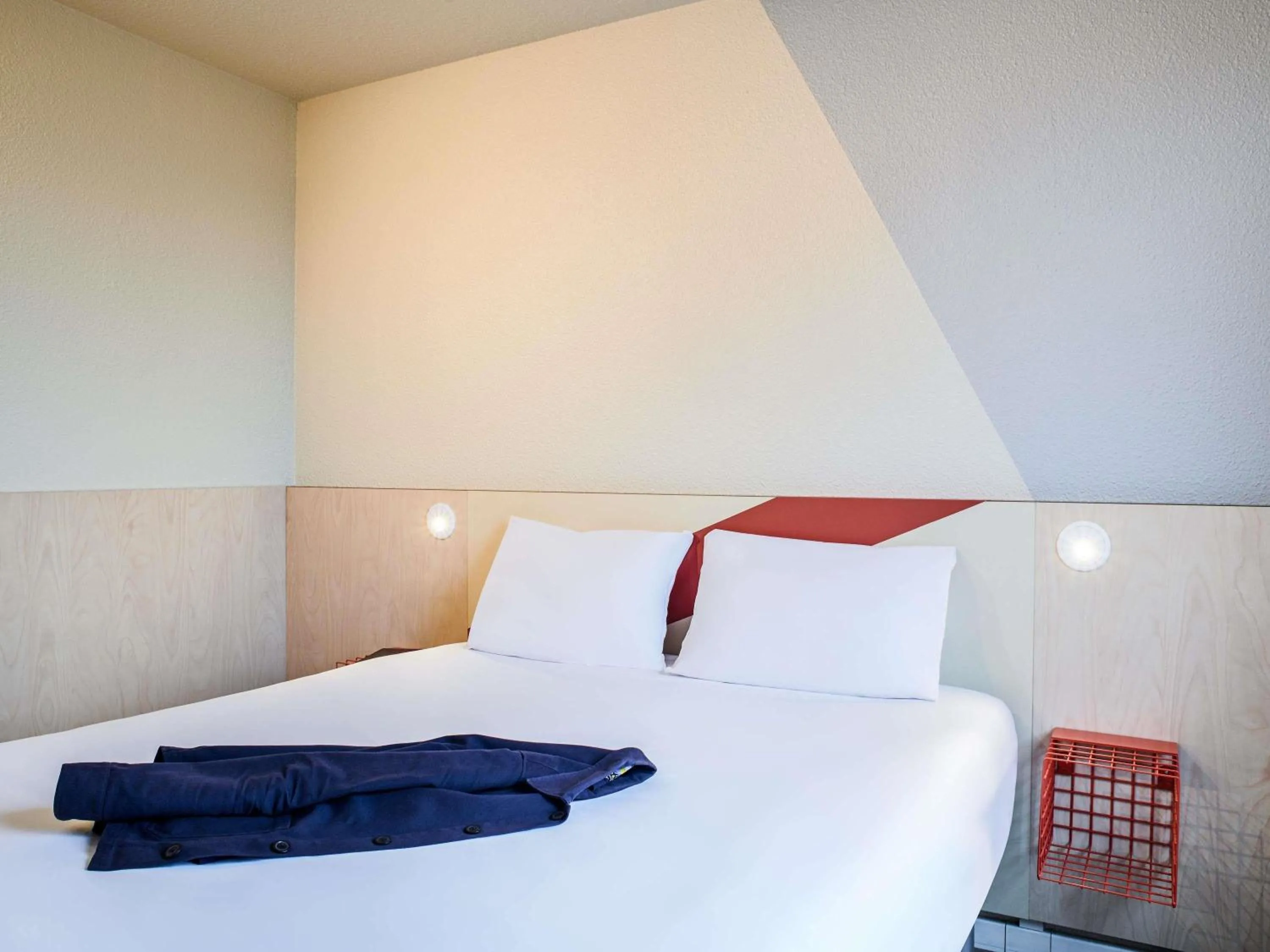 Bedroom, Bed in Hôtel Ibis Budget Nantes Ouest Atlantis Couëron