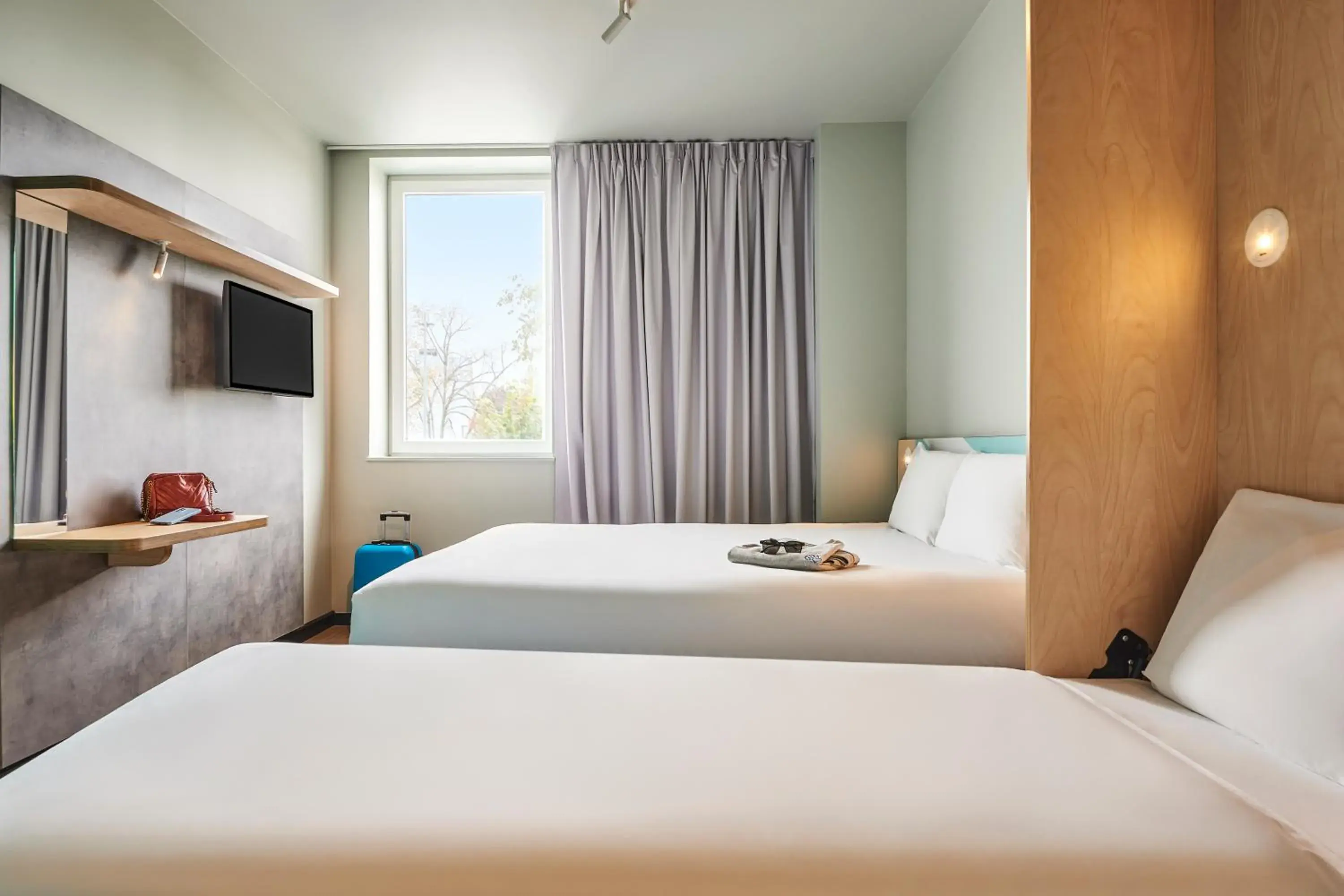 Triple Room in Hôtel Ibis Budget Nantes Ouest Atlantis Couëron Triple Room in Hôtel Ibis Budget Nantes Ouest Atlantis Couëron