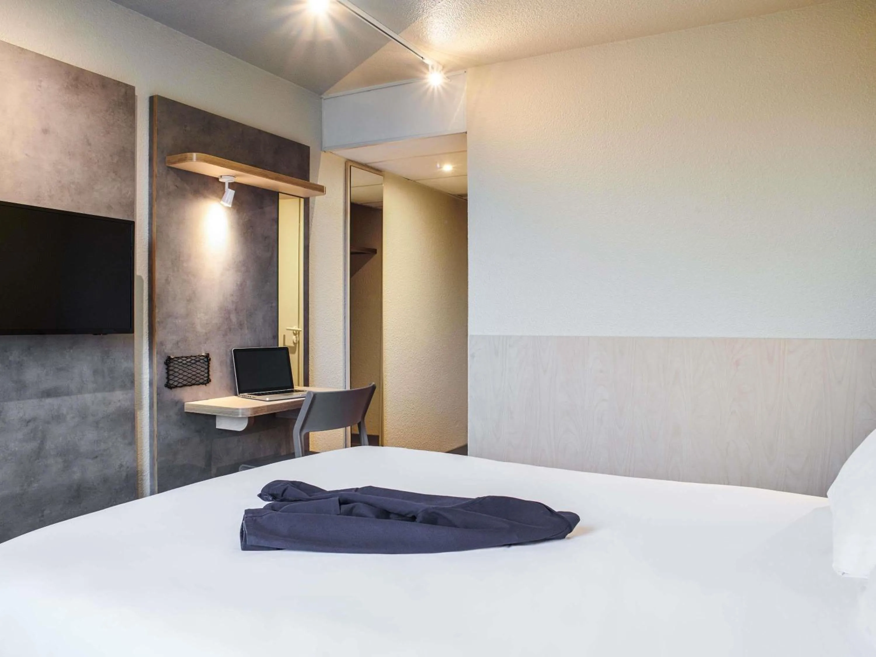 Bedroom, Bed in Hôtel Ibis Budget Nantes Ouest Atlantis Couëron