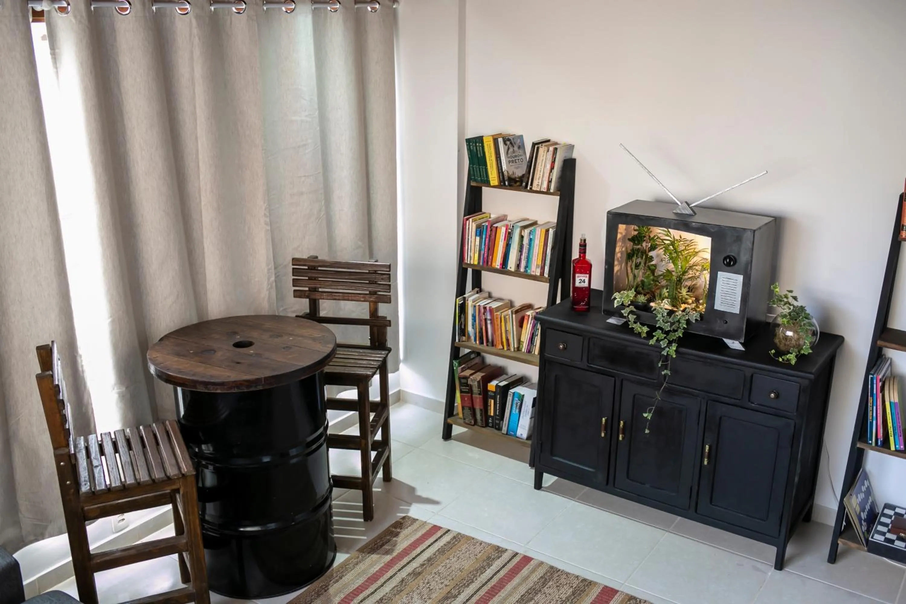 Communal lounge/ TV room in Pousada Rua de Lazer