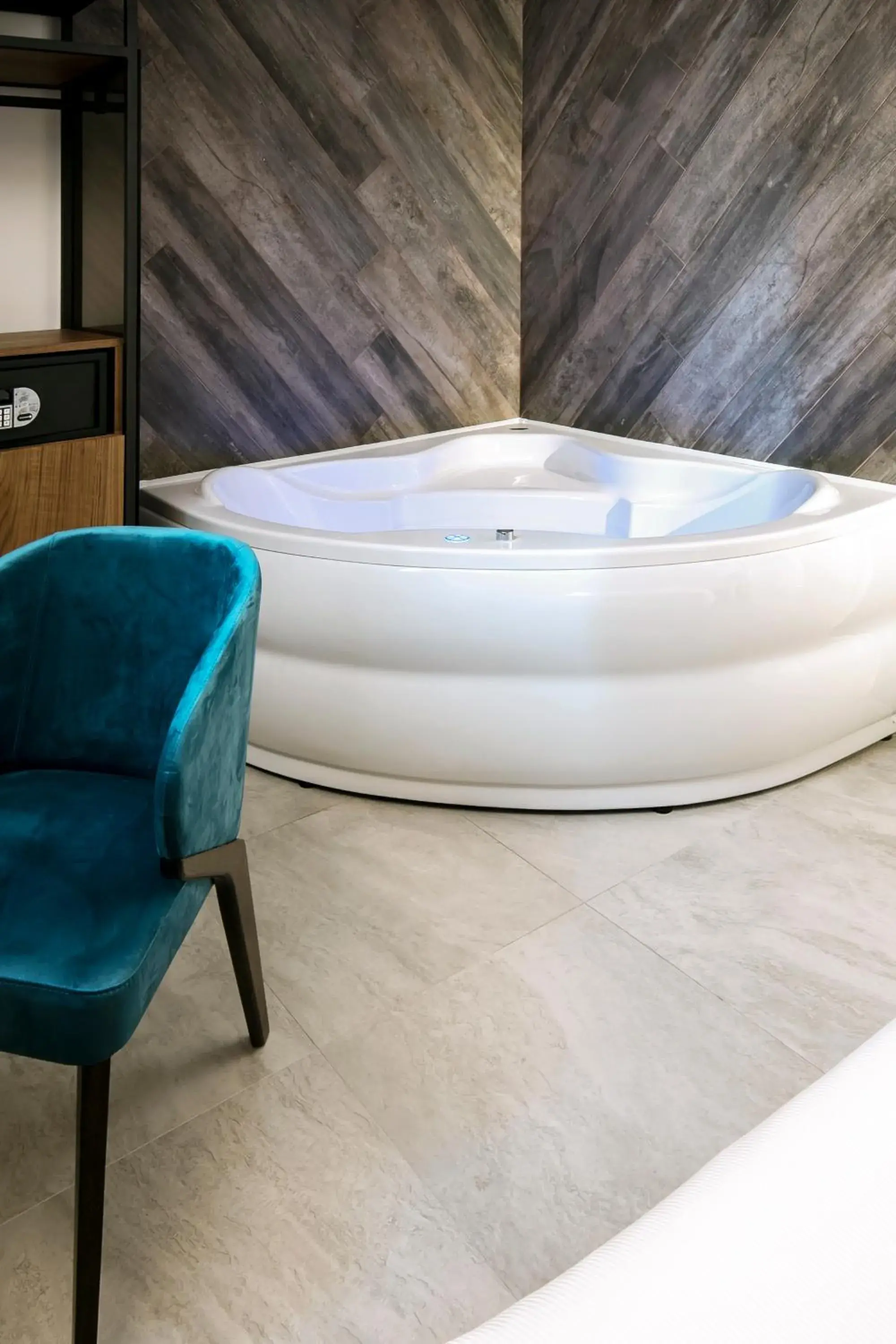 Hot Tub, Bed in The Location Hotel Hot Tub, Bed in The Location Hotel