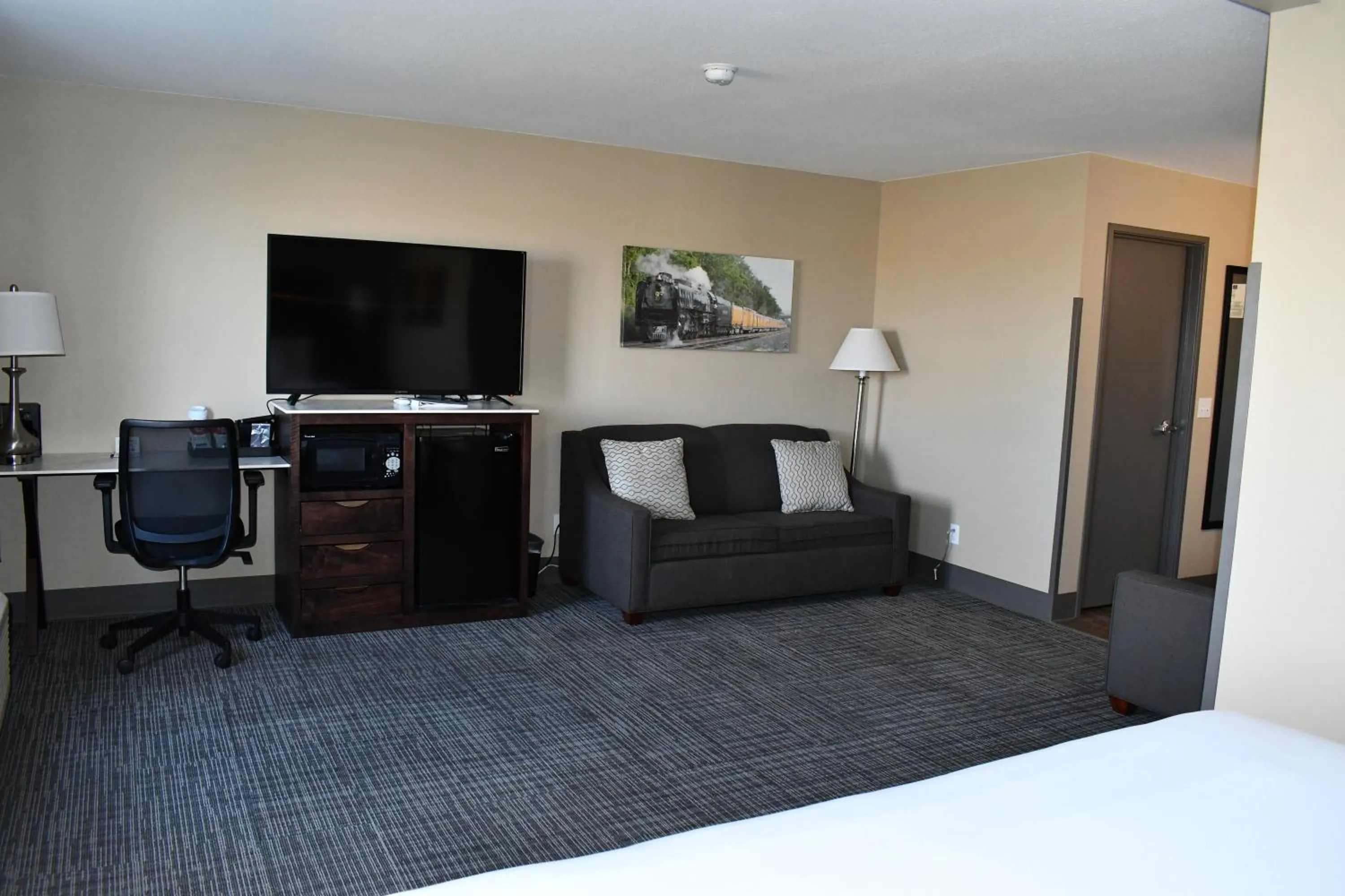 Bedroom, Bed in Cobblestone Inn & Suites - Trenton