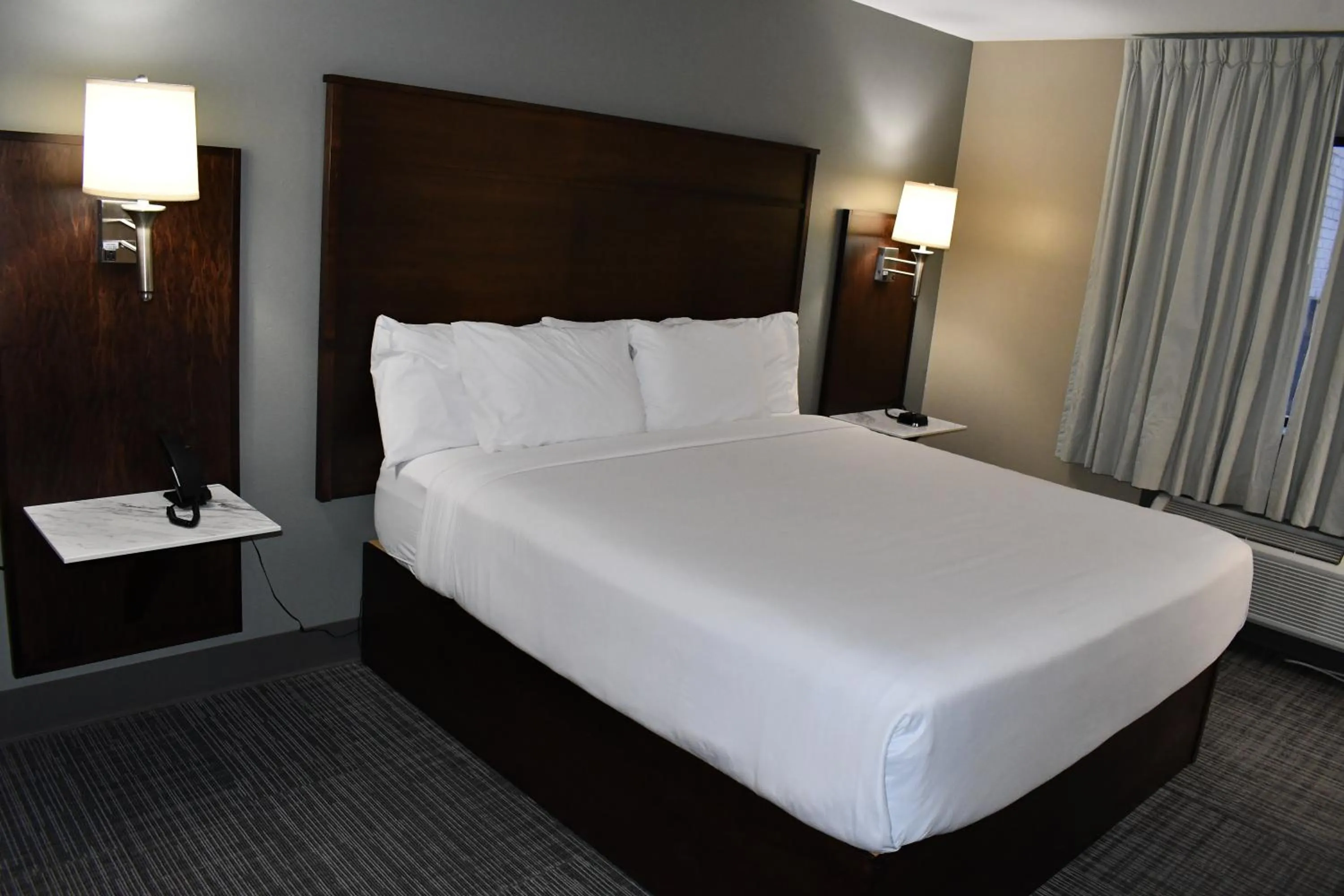 Bedroom, Bed in Cobblestone Inn & Suites - Trenton