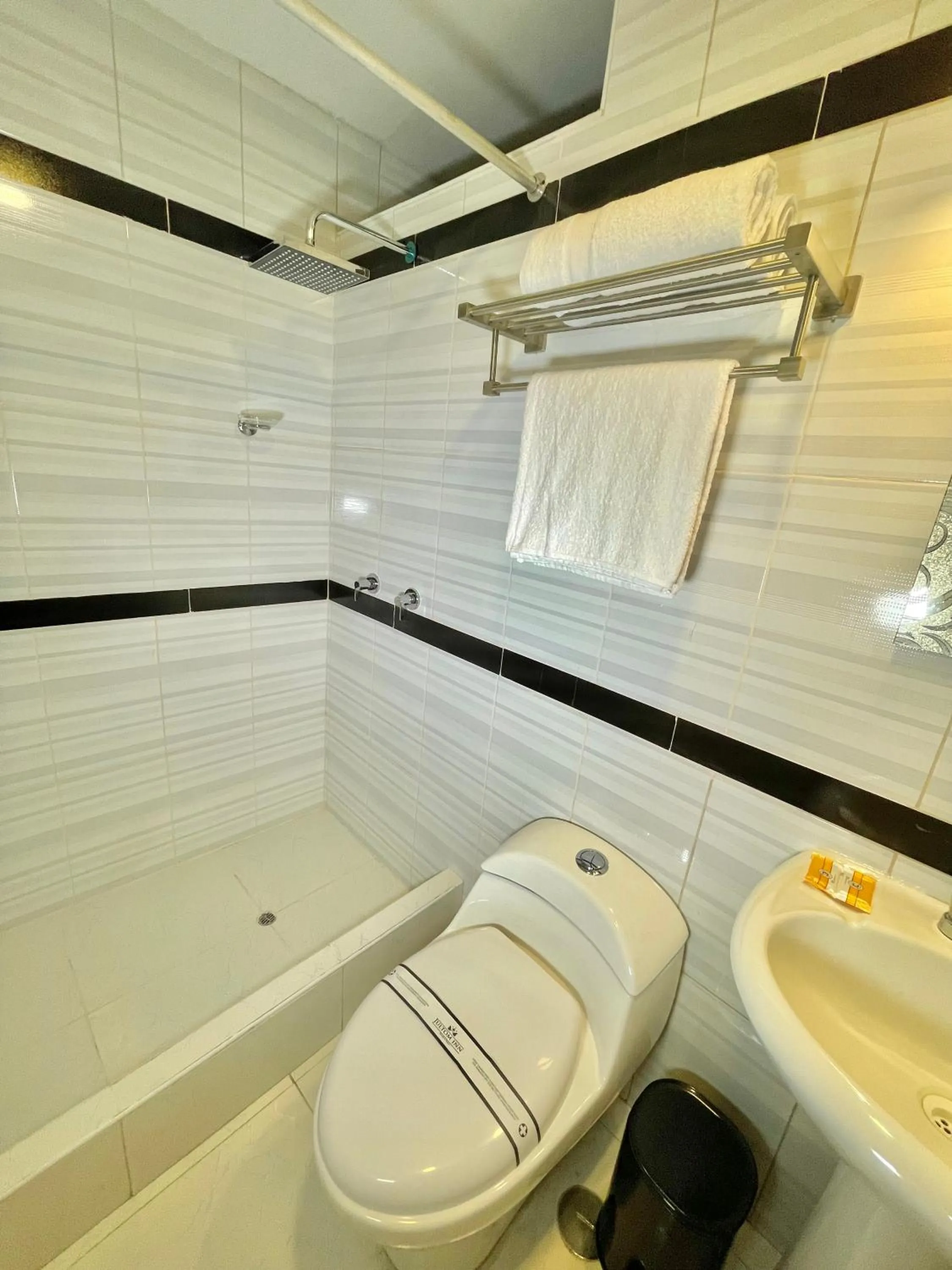 Shower in Jultom Inn Hotel & Suites