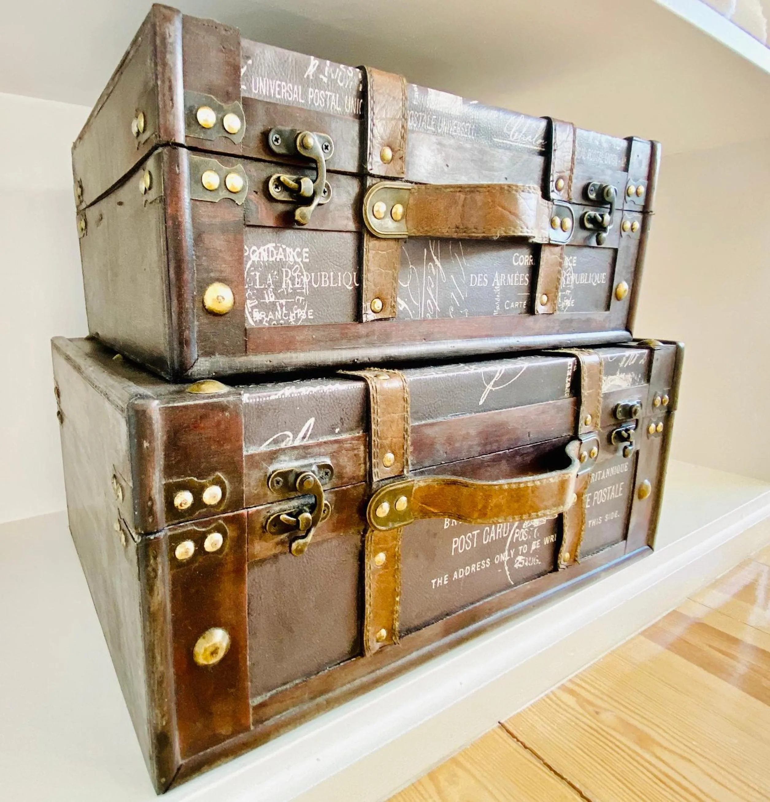 Decorative detail in The Postcard Avenue