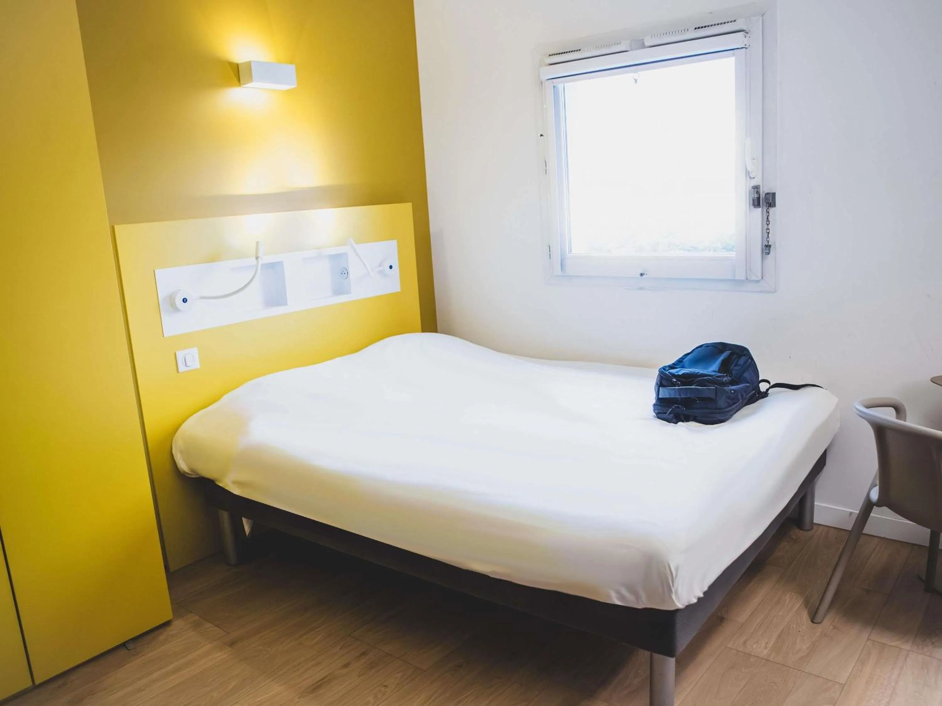 Bedroom, Bed in ibis budget Dijon Saint Apollinaire