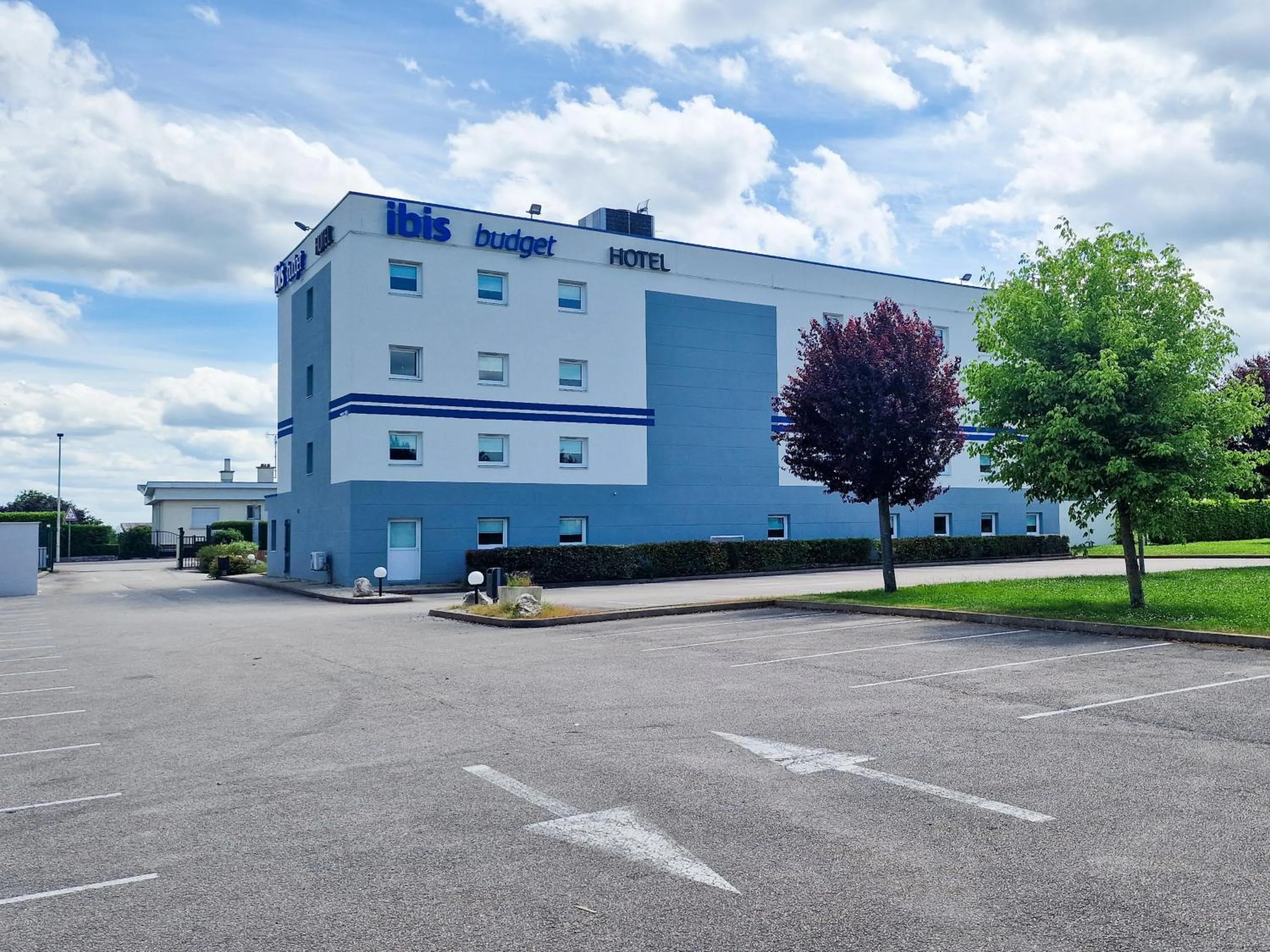 Parking in ibis budget Dijon Saint Apollinaire