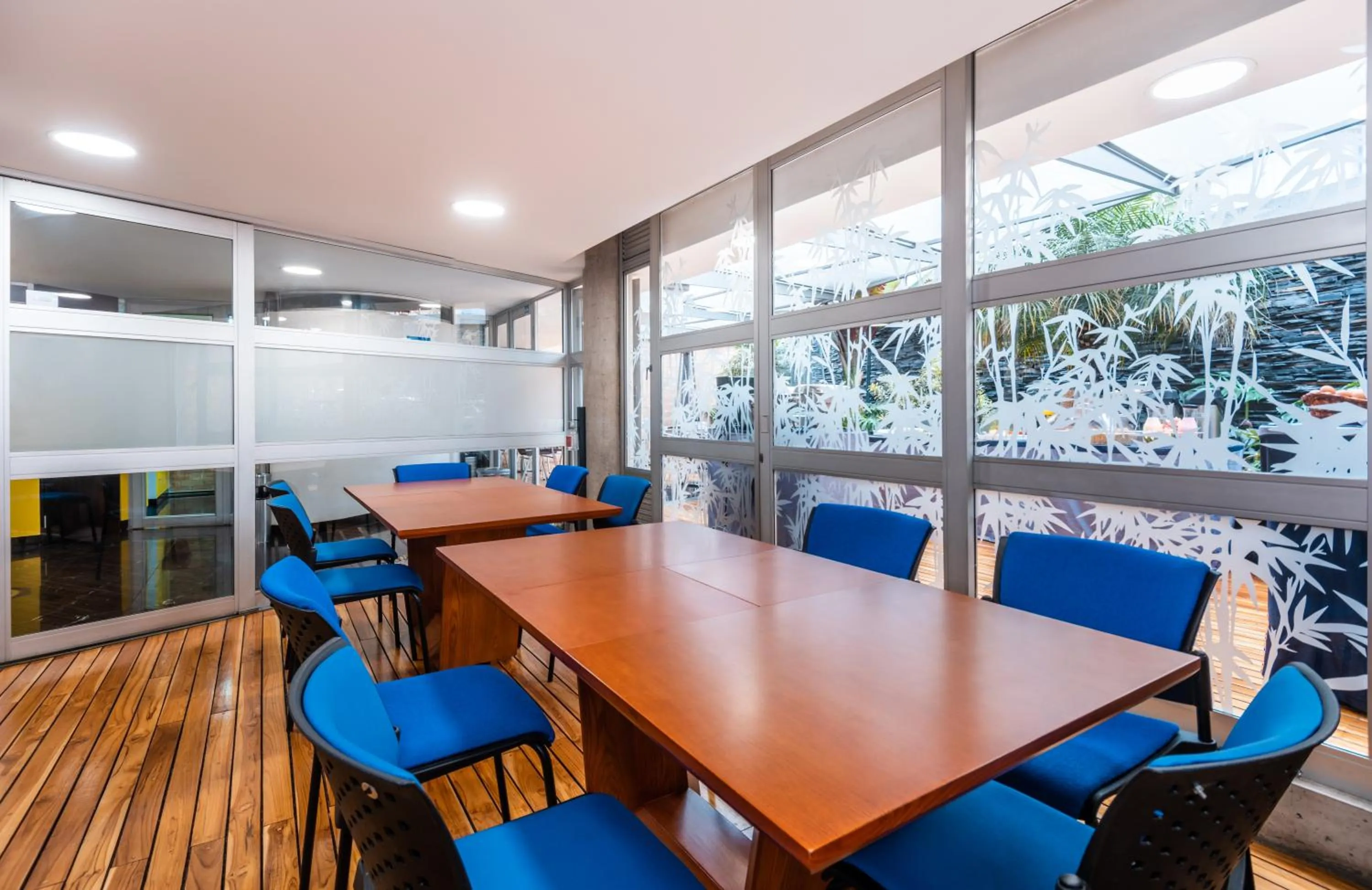 Meeting/conference room in Hotel 5 Elementos Corferias by HBP