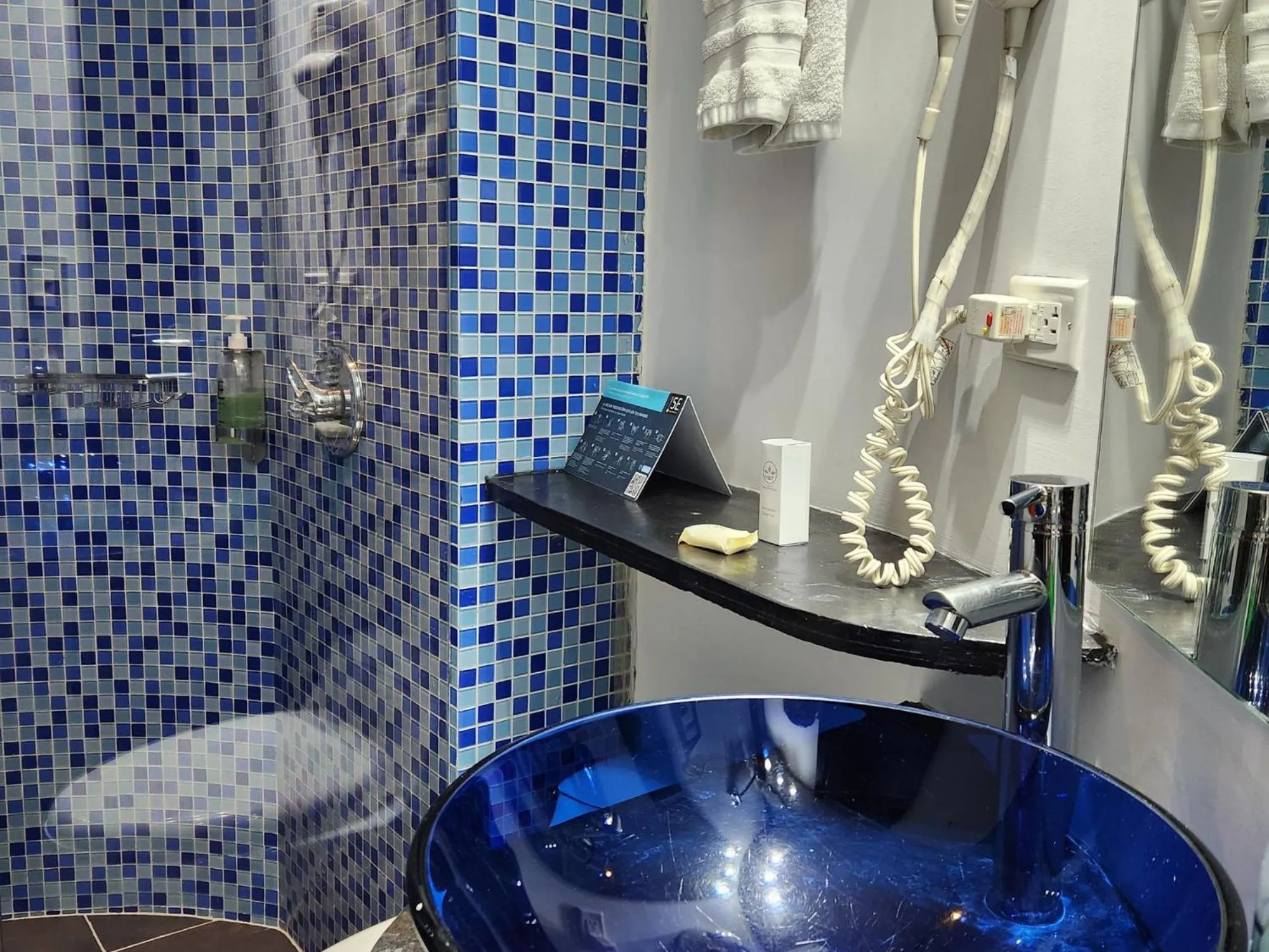 Bathroom in Hotel 5 Elementos Corferias by HBP