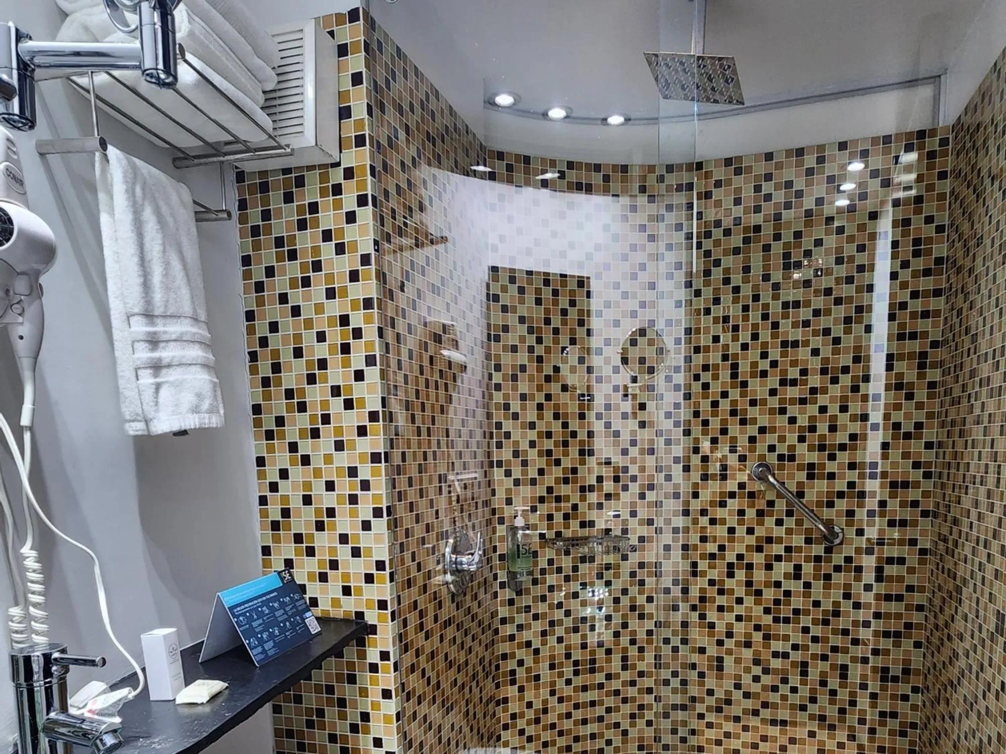 Bathroom in Hotel 5 Elementos Corferias by HBP