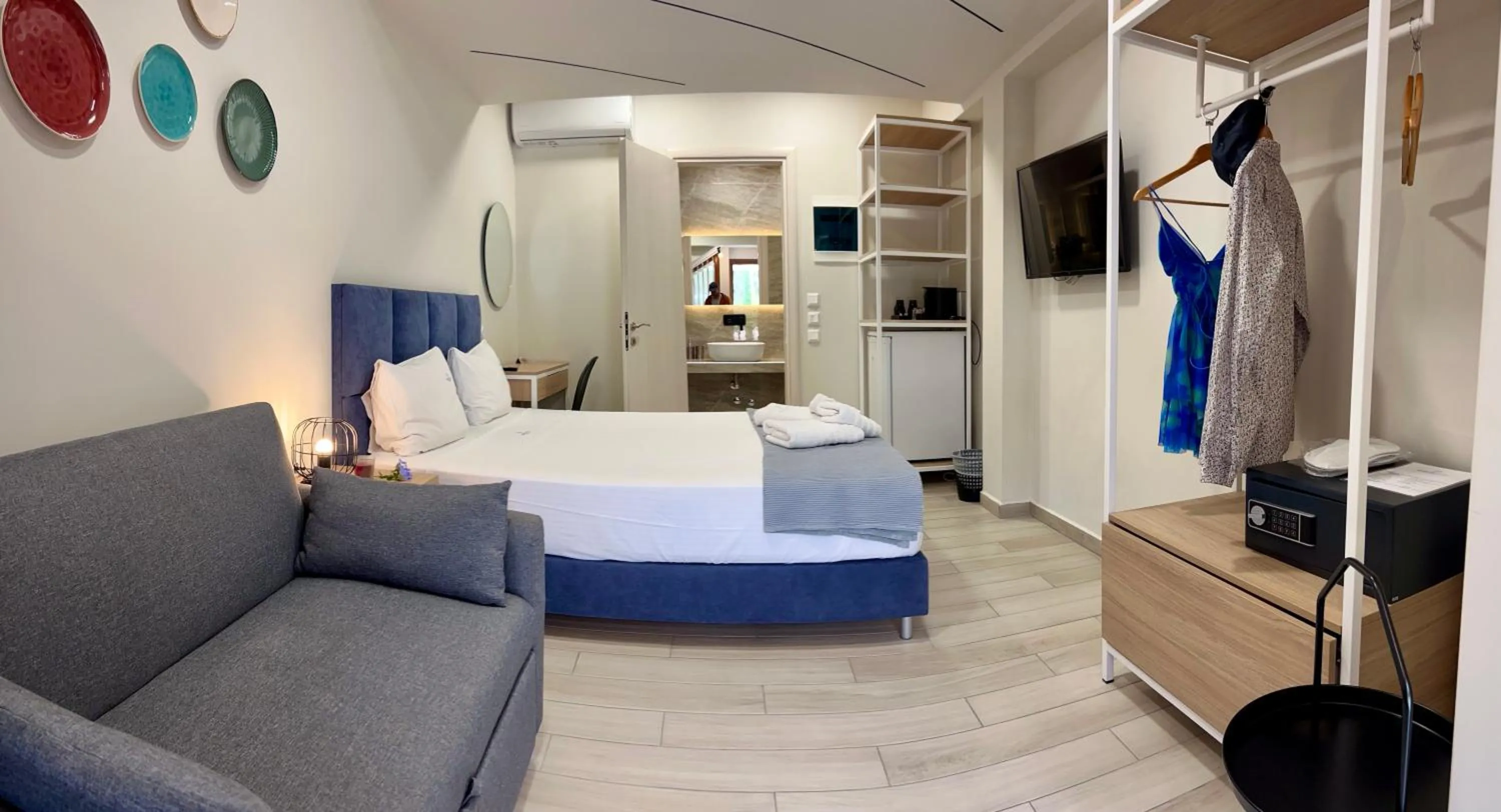 Photo of the whole room in PORTO PORTES suites