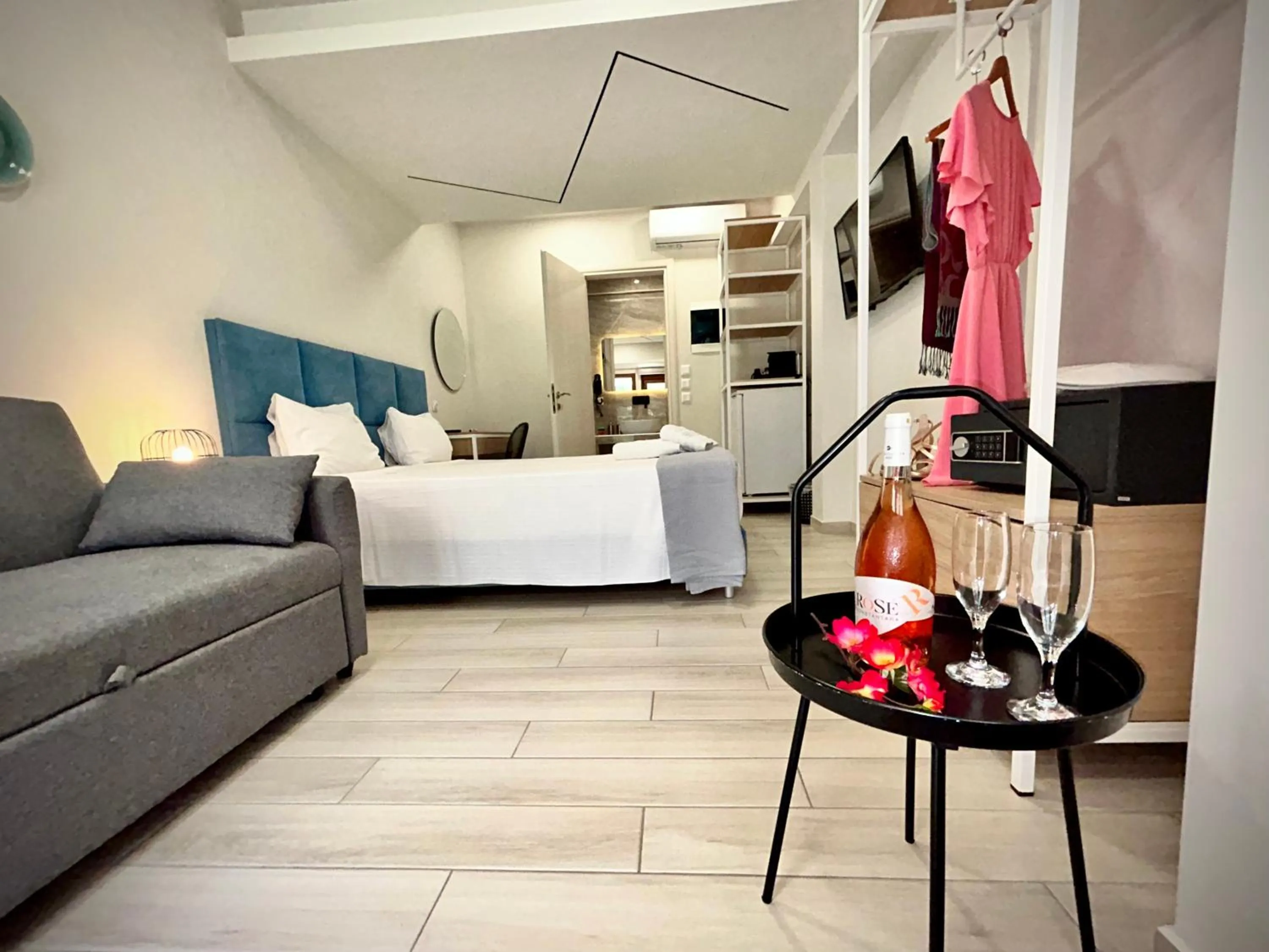 Photo of the whole room in PORTO PORTES suites