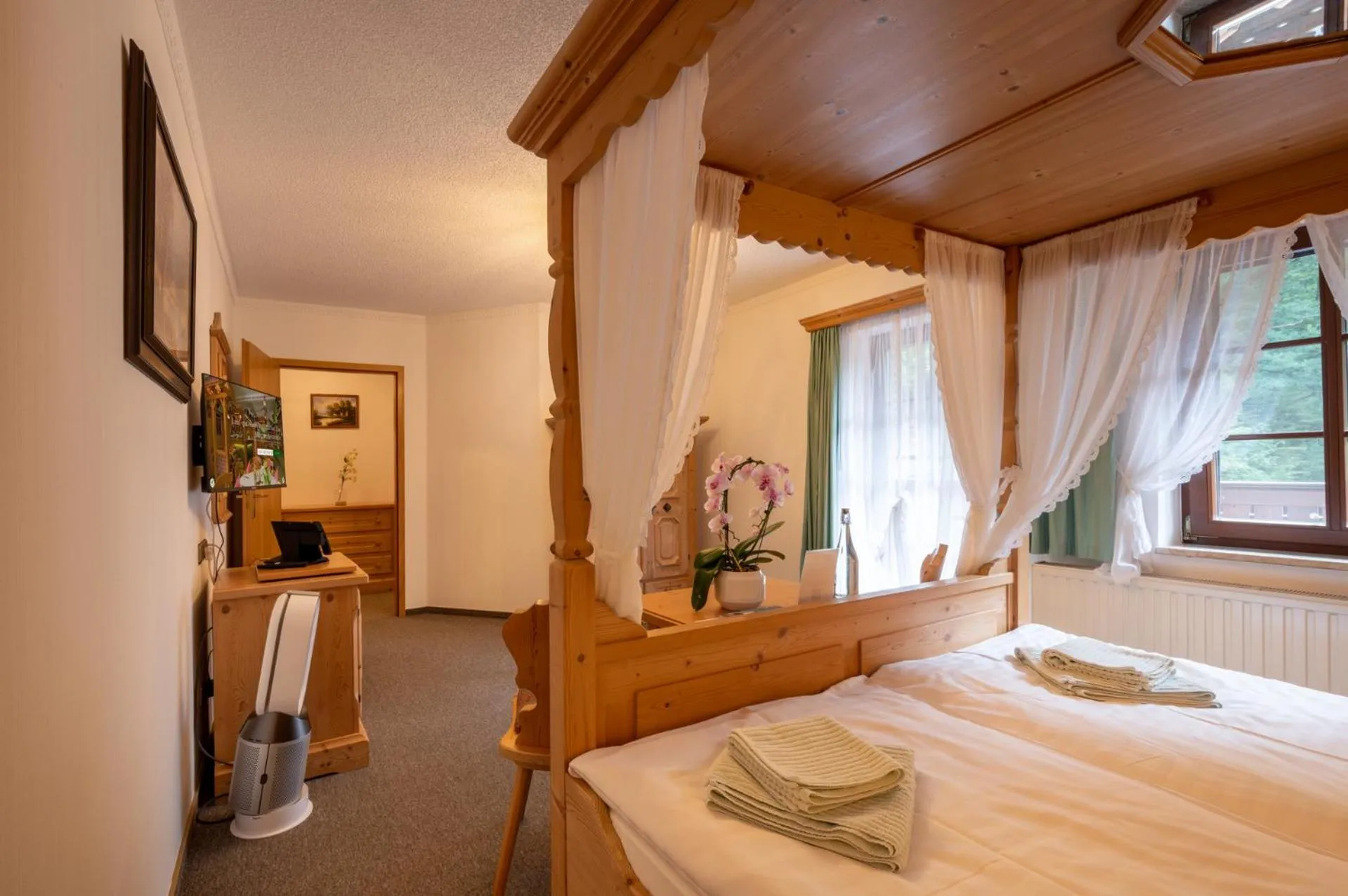 Photo of the whole room, Bed in Zur Margarethenmühle - Landgasthof und Waldhotel