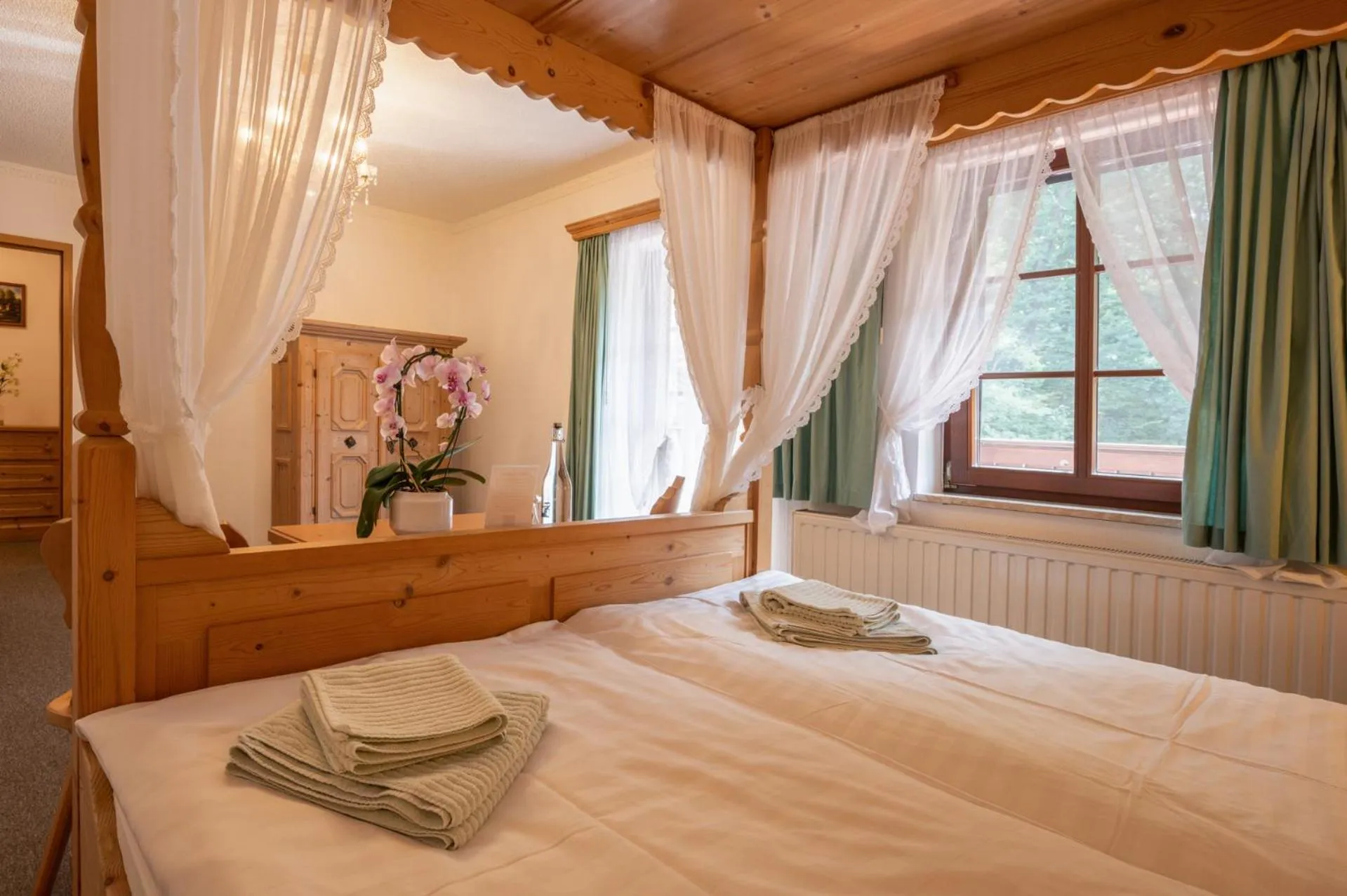 Photo of the whole room, Bed in Zur Margarethenmühle - Landgasthof und Waldhotel