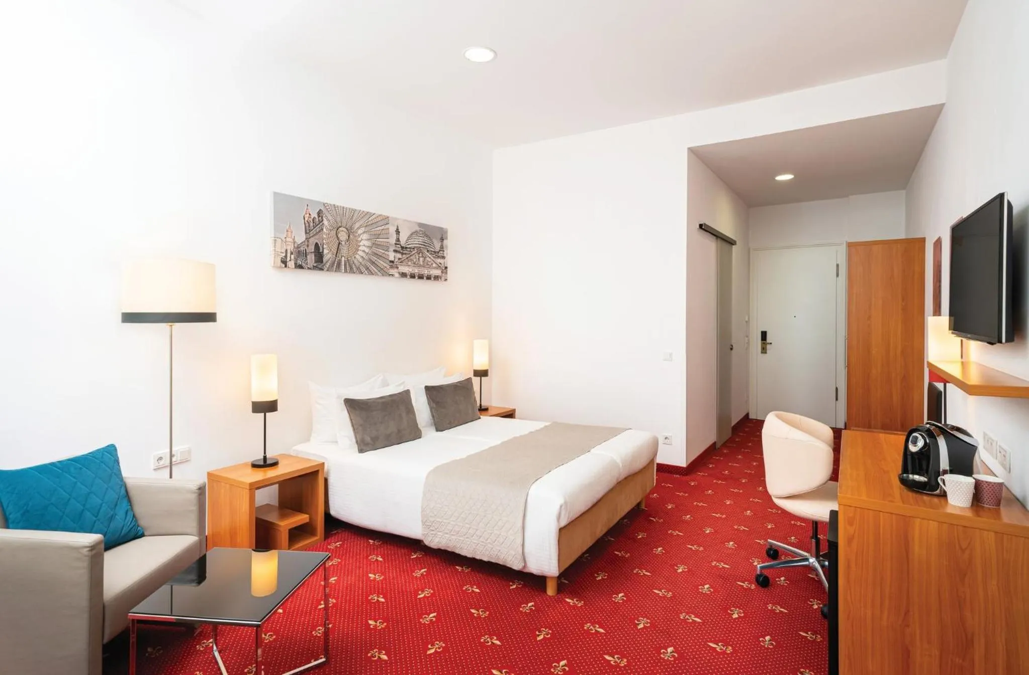 Photo of the whole room, Bed in Leonardo Hotel Berlin KU'DAMM