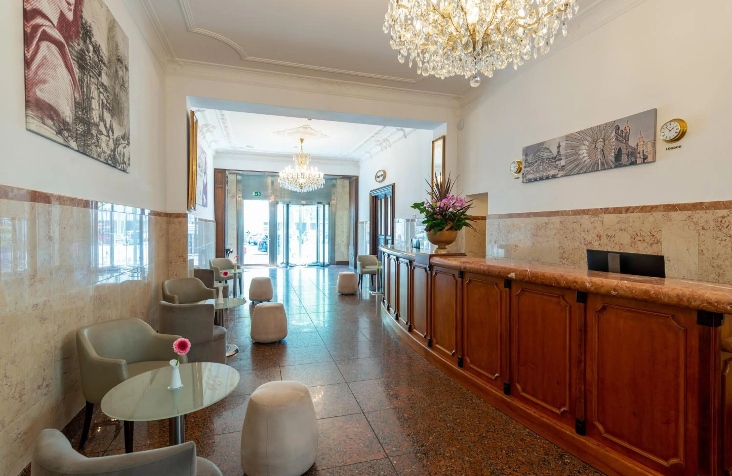 Lobby or reception in Leonardo Hotel Berlin KU'DAMM