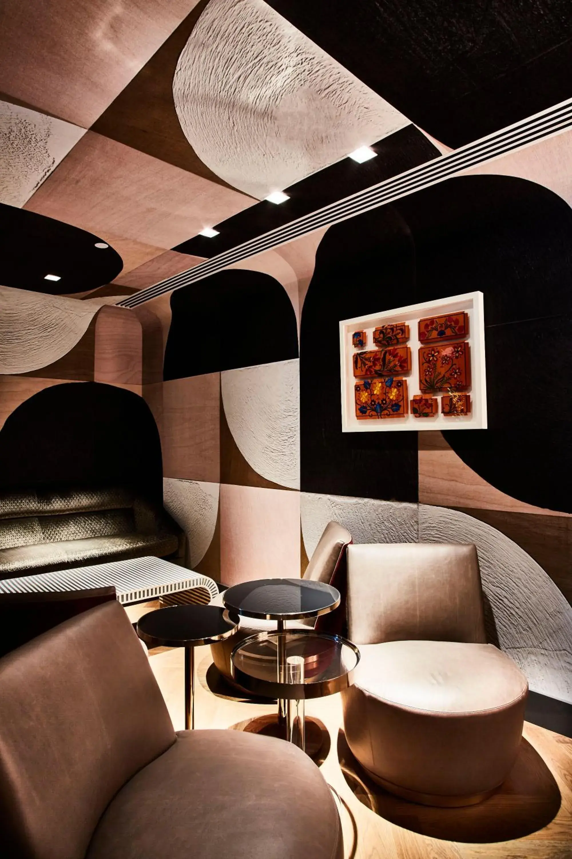 Lounge or bar in Thompson Dallas, by Hyatt Lounge or bar in Thompson Dallas, by Hyatt