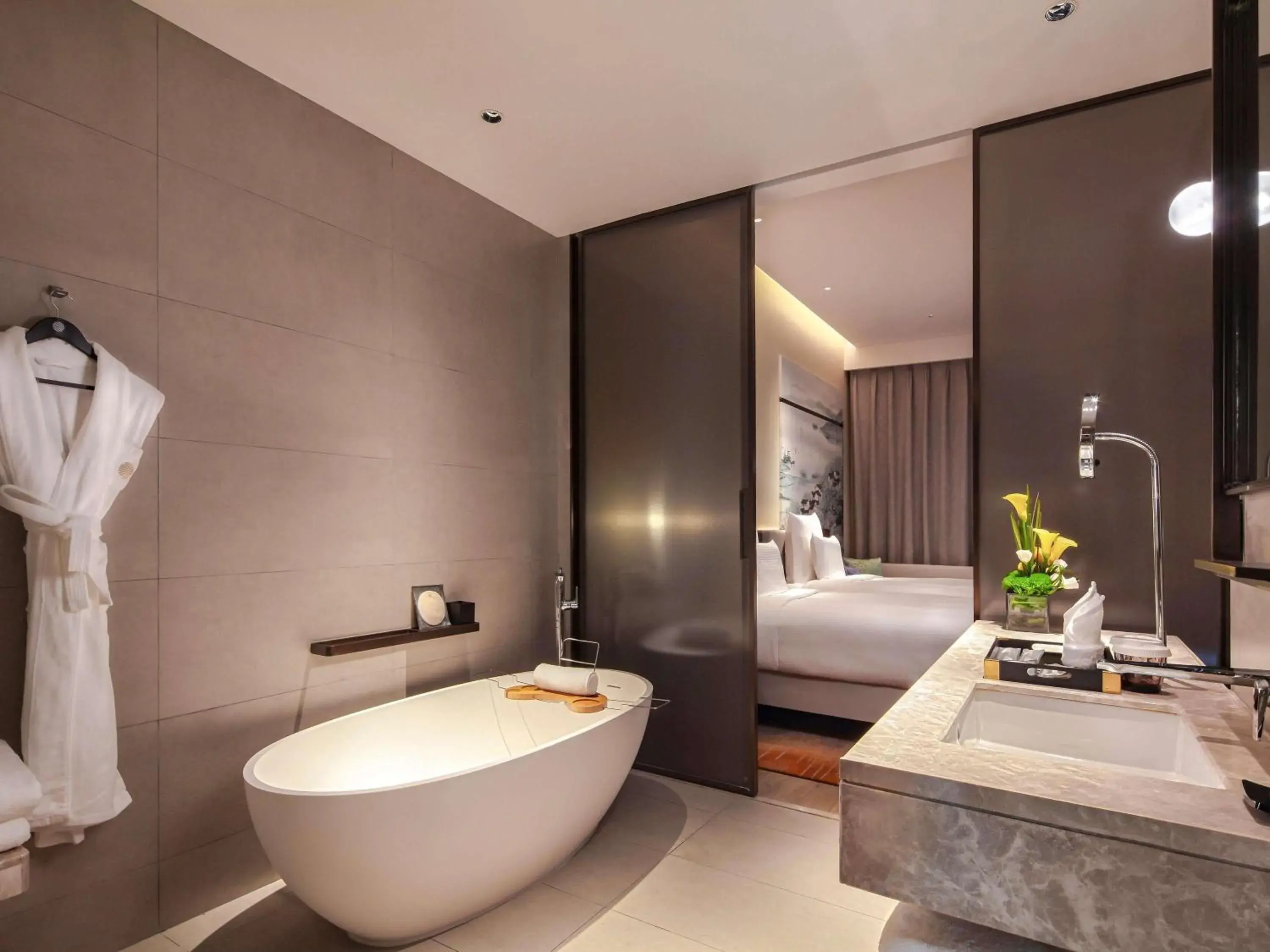 Deluxe Twin Room with Private Balcony and Lake View in Pullman Yueyang Deluxe Twin Room with Private Balcony and Lake View in Pullman Yueyang