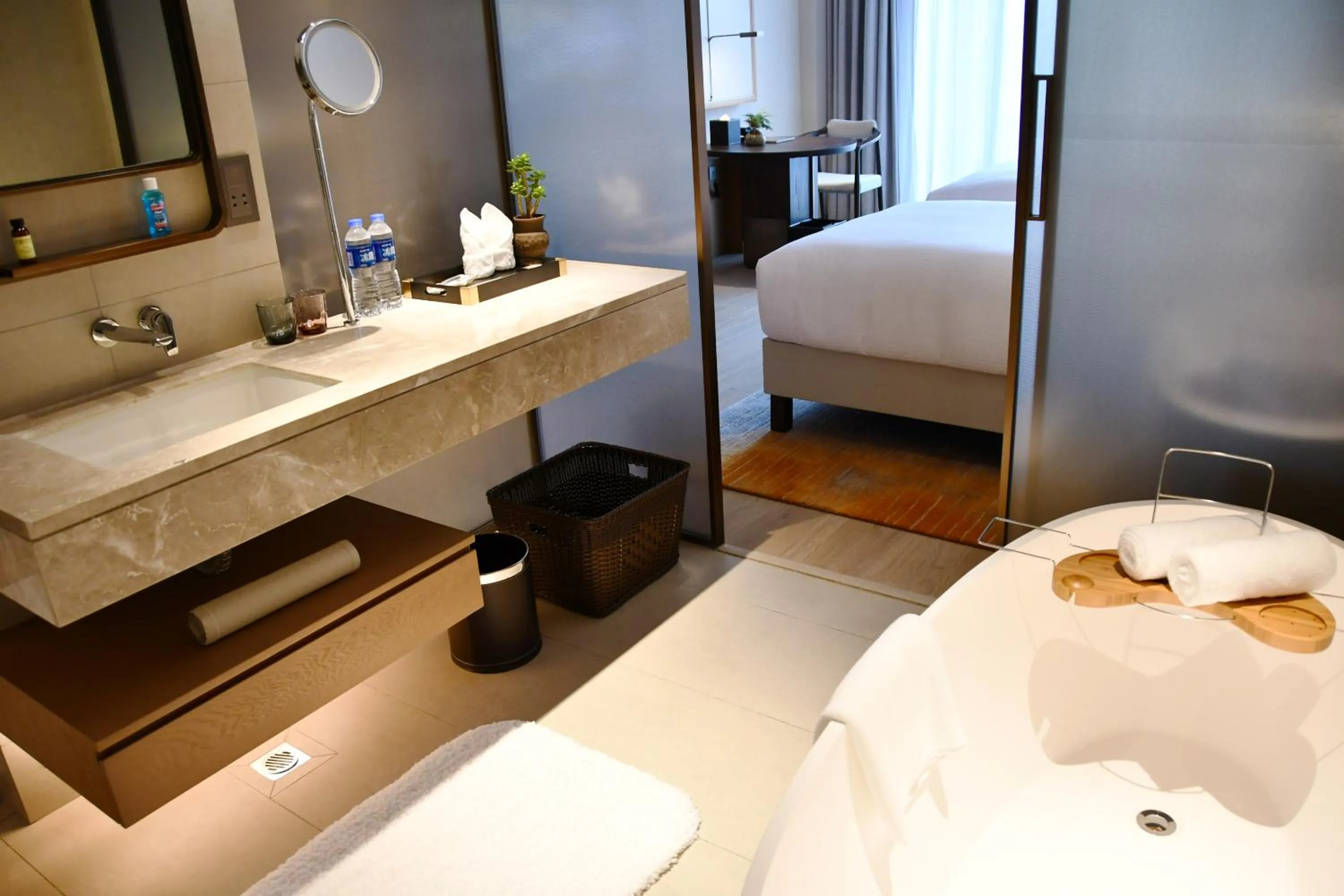 Bathroom, Bed in Pullman Yueyang