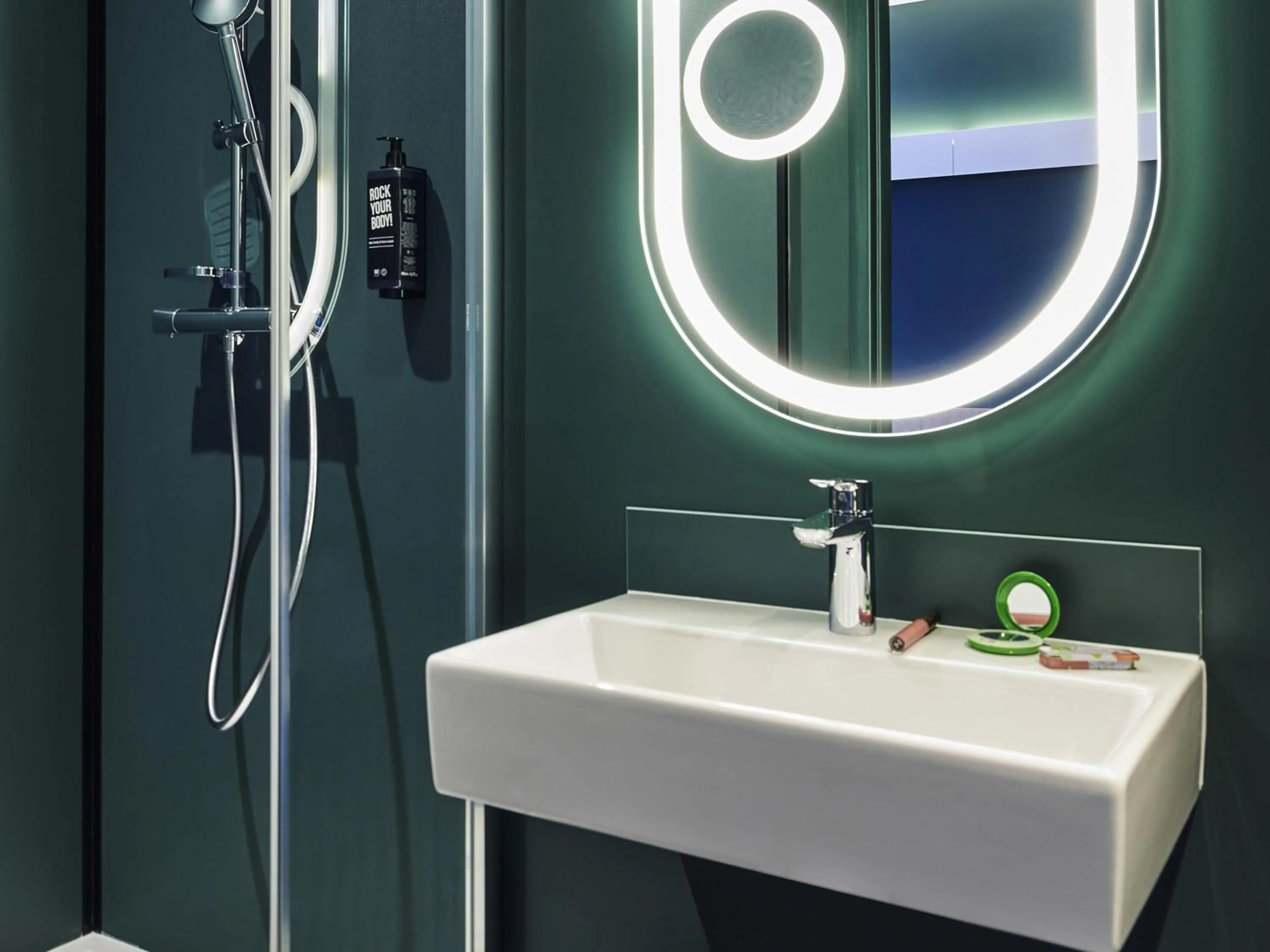 Bedroom in Ibis Montlhery Paris Sud