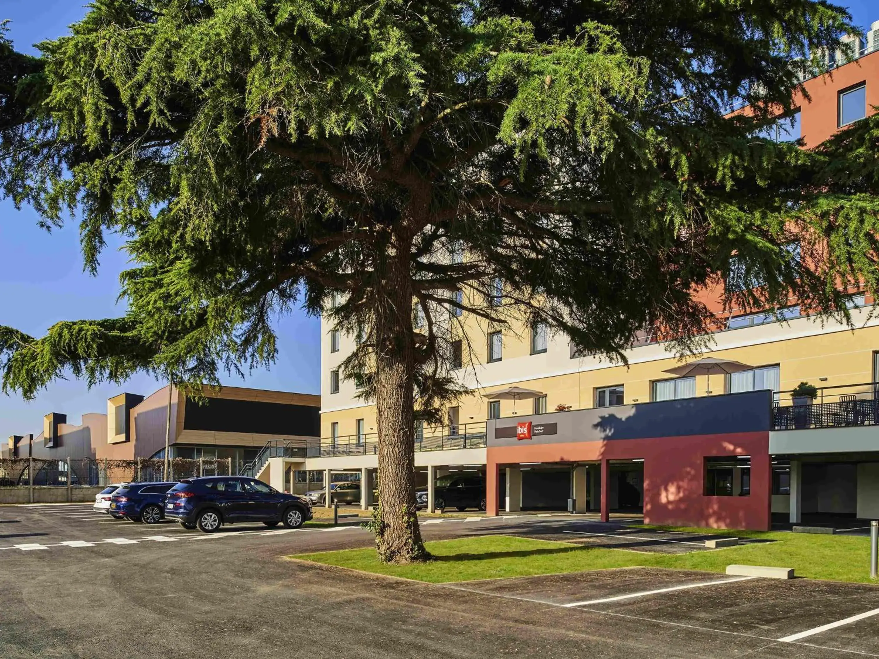 Property building in Ibis Montlhery Paris Sud Property building in Ibis Montlhery Paris Sud