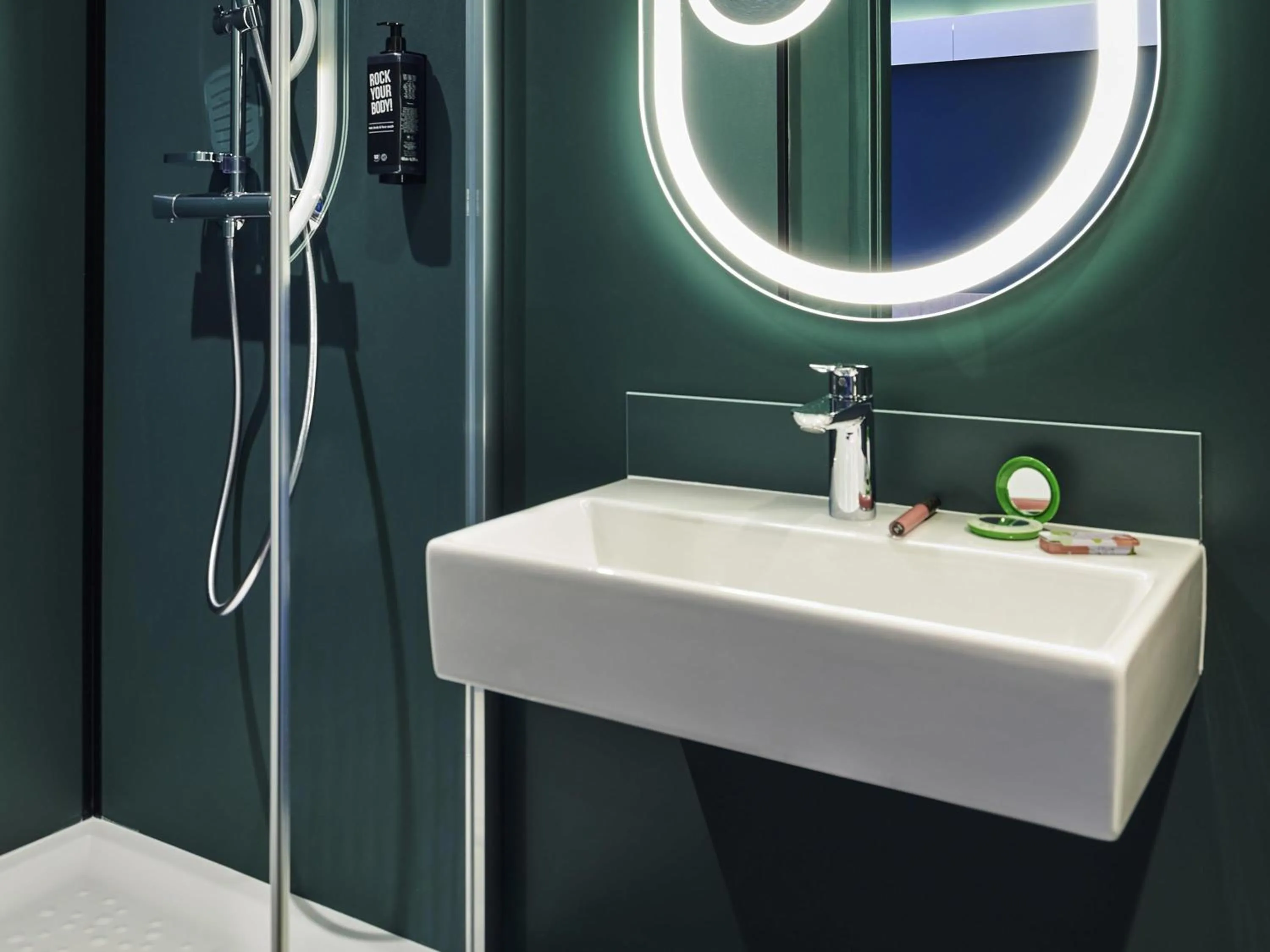 Bedroom in Ibis Montlhery Paris Sud