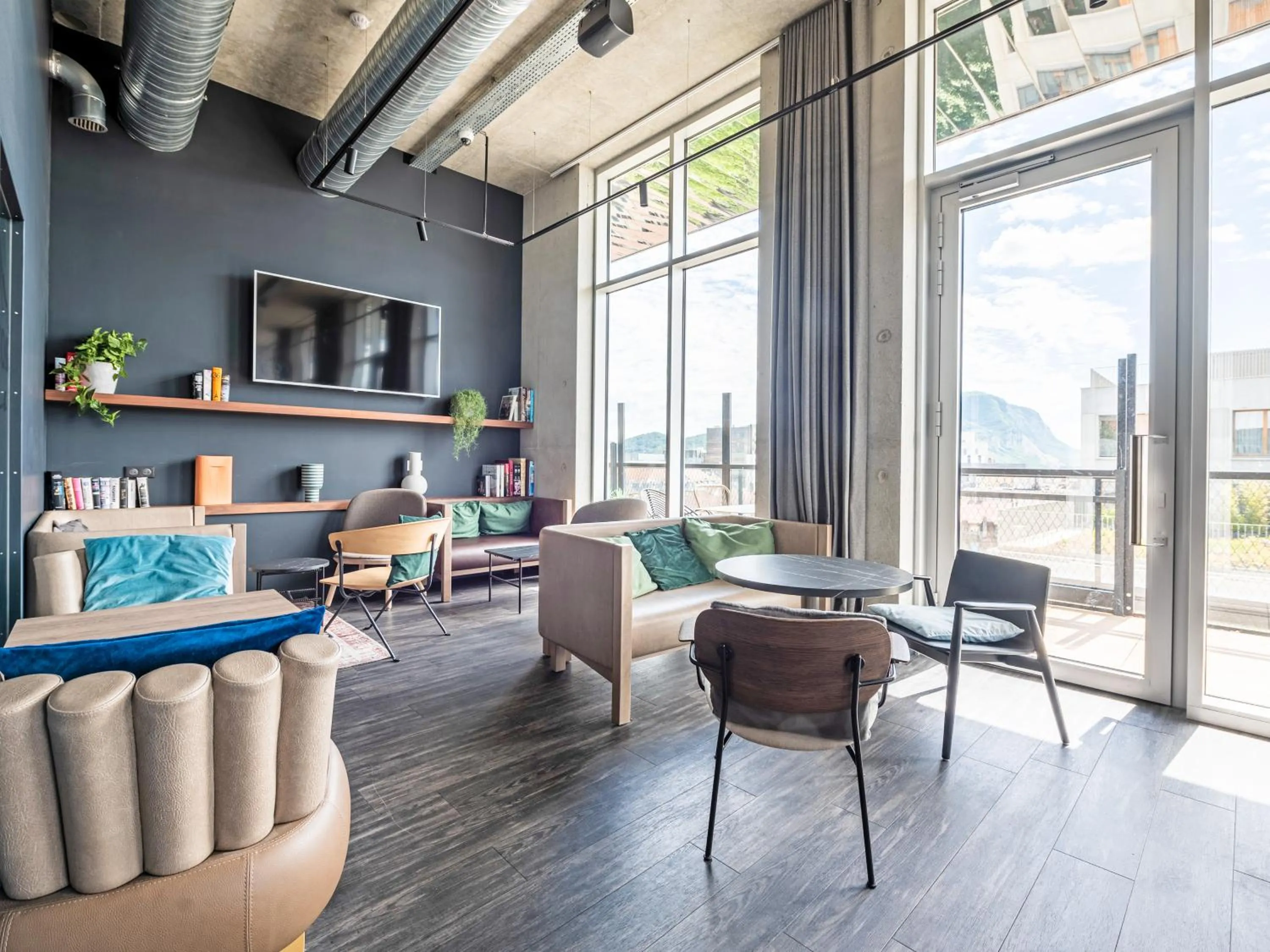 Communal lounge/ TV room in Novotel Annemasse Centre - Porte de Genève