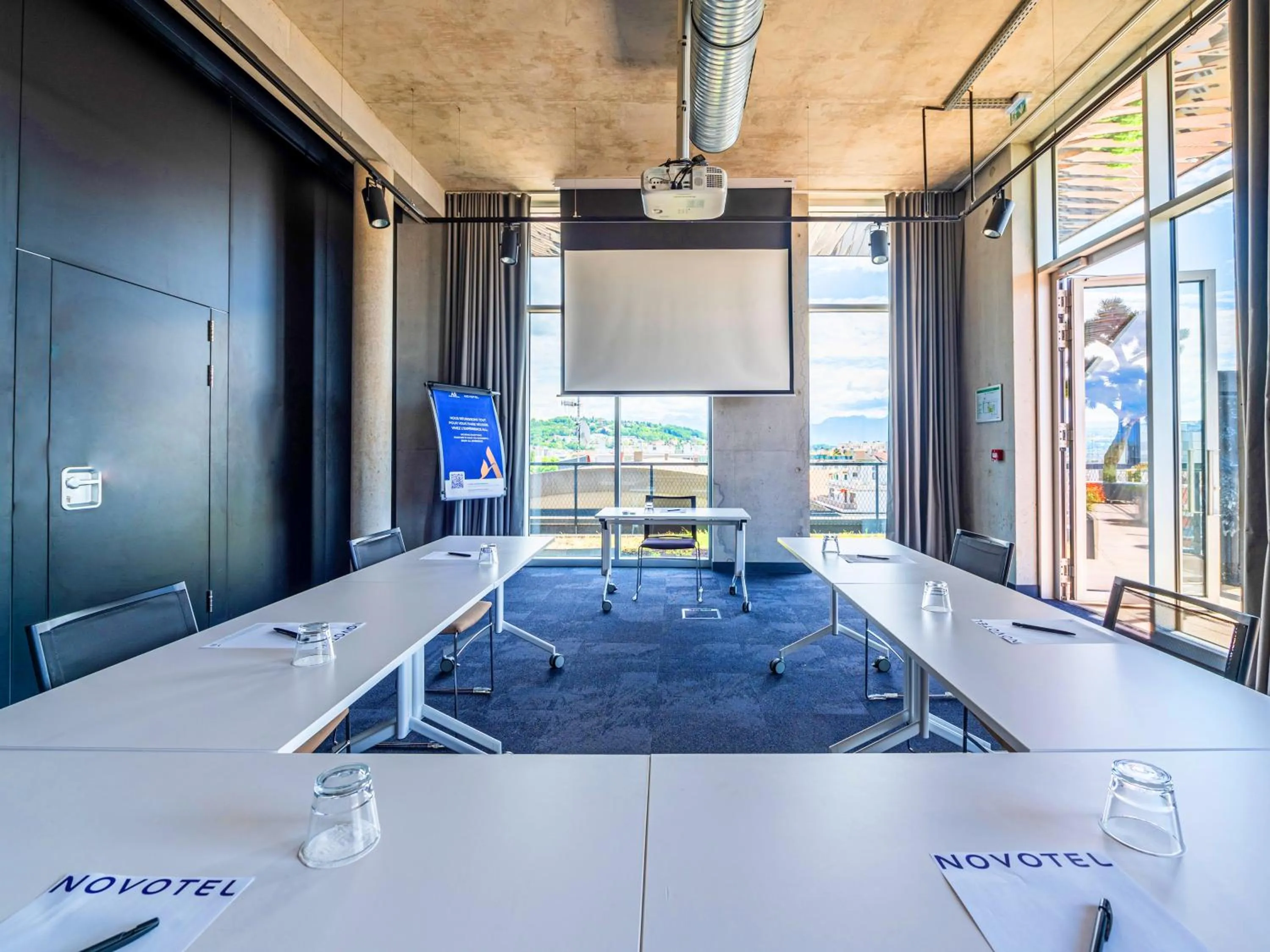 Communal lounge/ TV room in Novotel Annemasse Centre - Porte de Genève