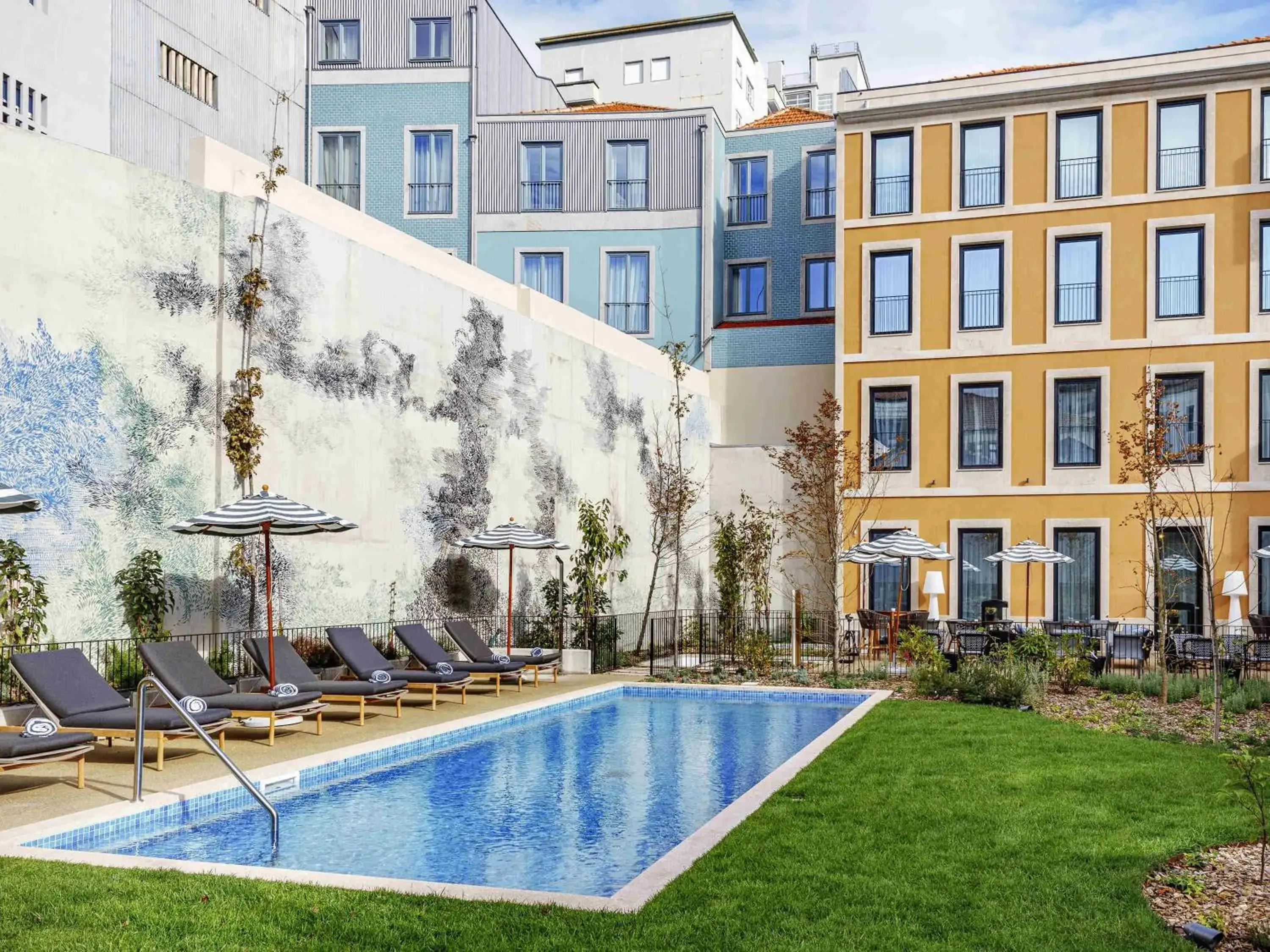 Pool view in Mercure Porto Centro Aliados Pool view in Mercure Porto Centro Aliados