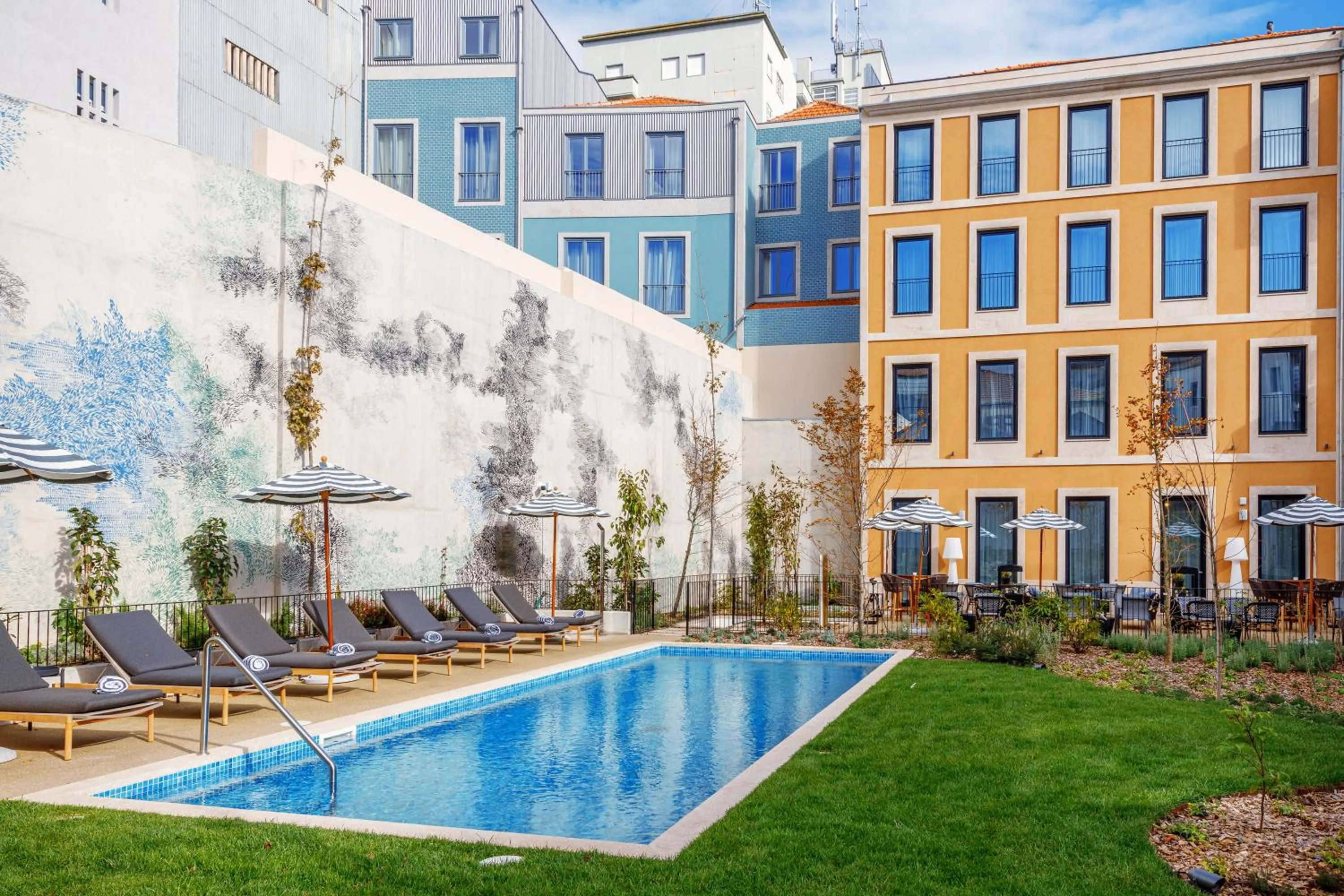 Swimming pool in Mercure Porto Centro Aliados