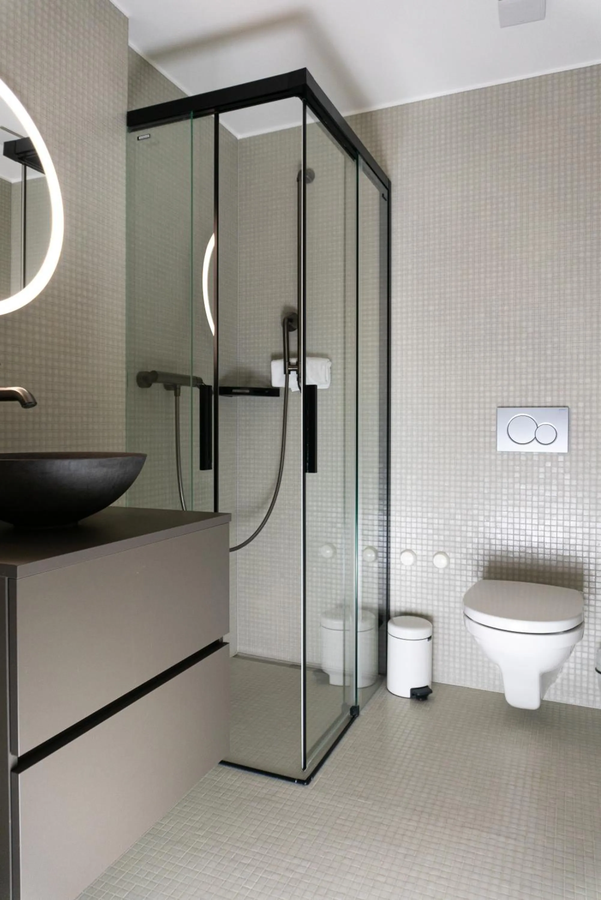 Shower in Le Sauvage