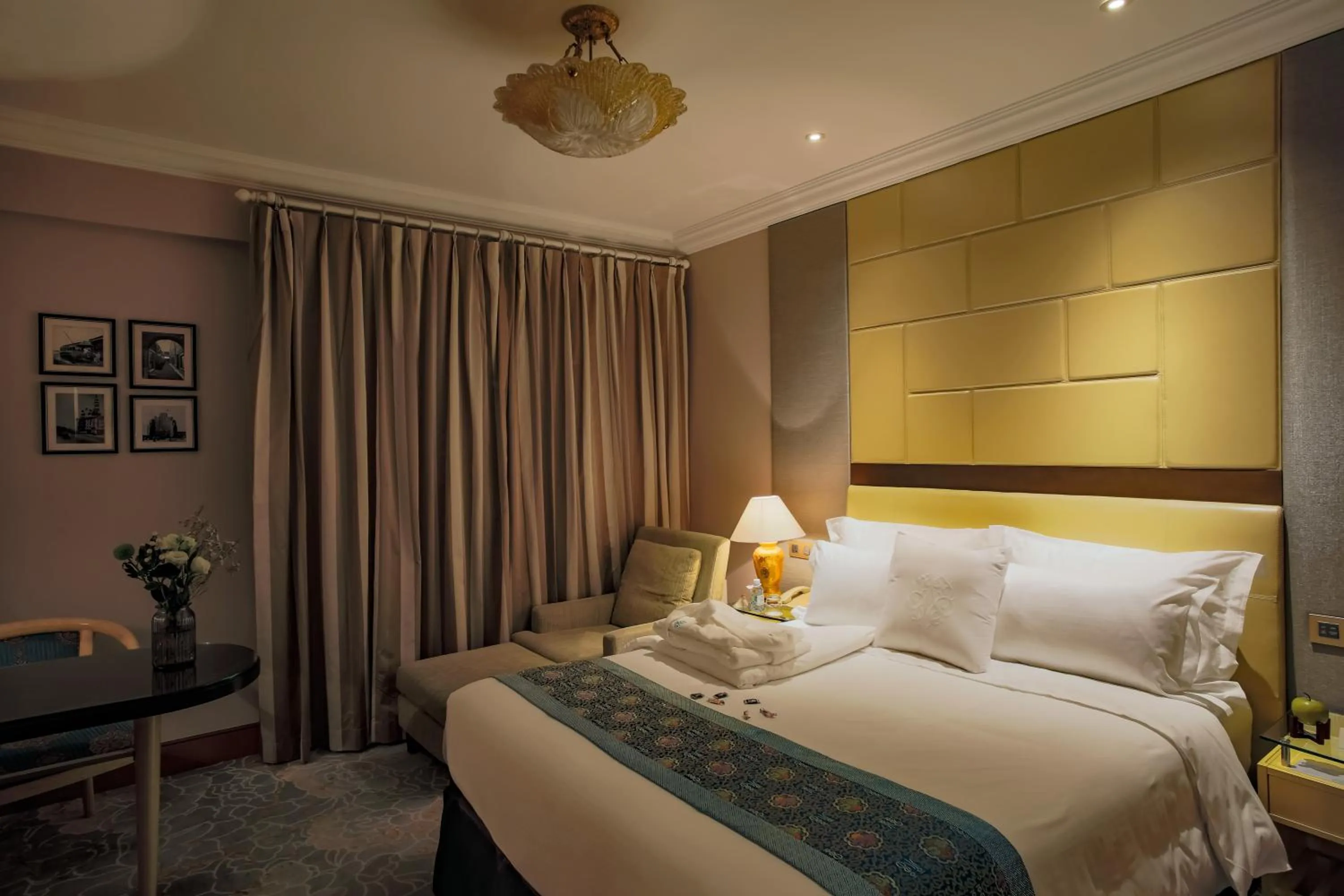 Bed in Anting Villa Hotel