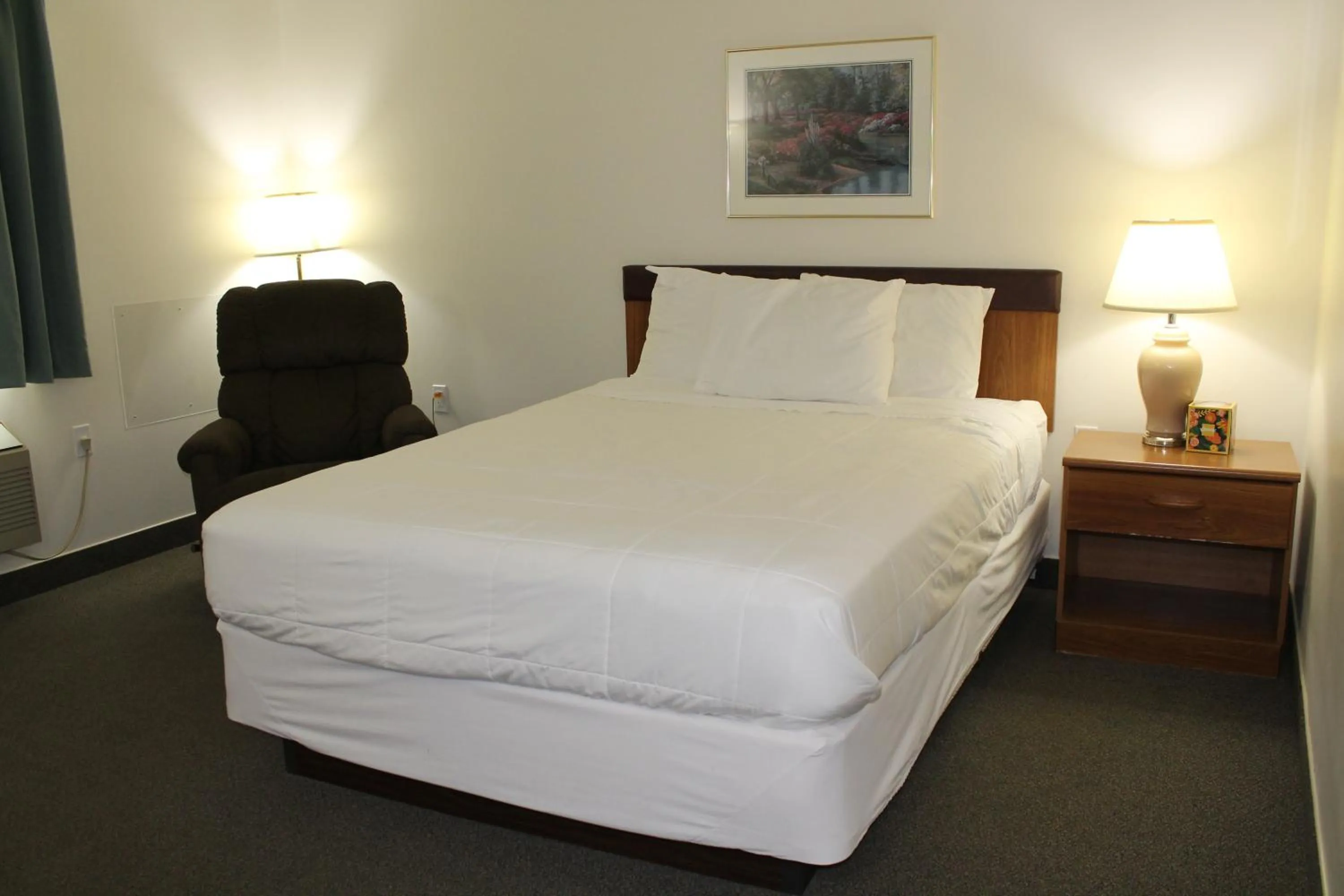 Bed in American Host Inn