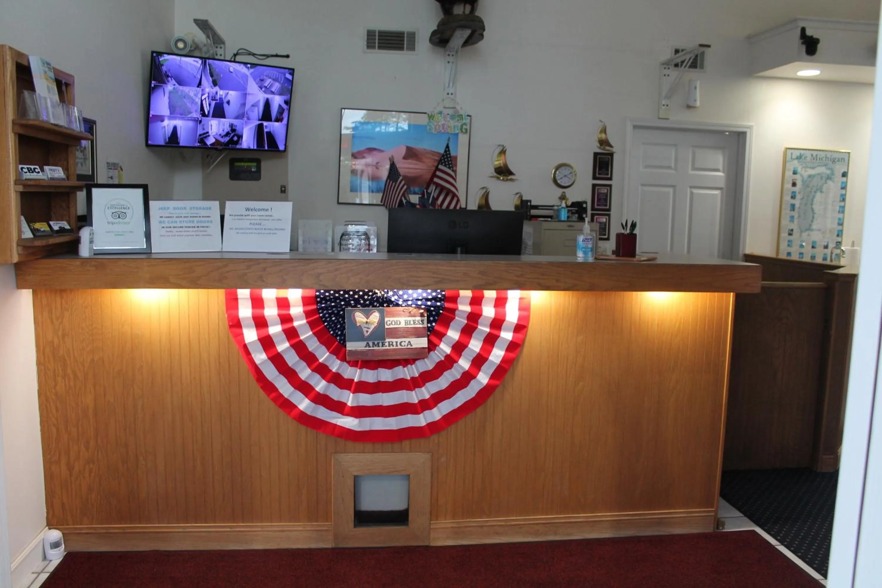 Lobby or reception in American Host Inn