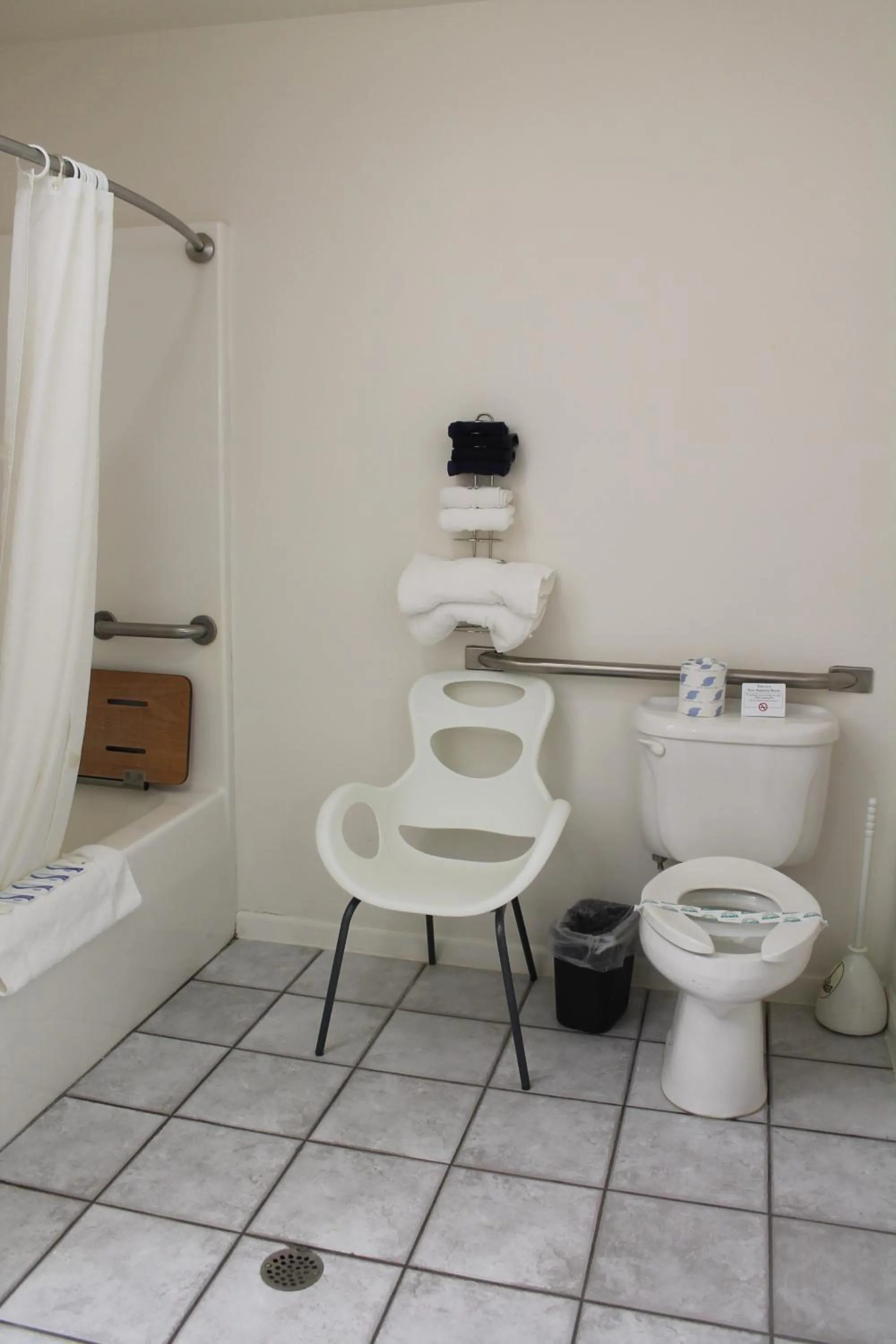Facility for disabled guests in American Host Inn