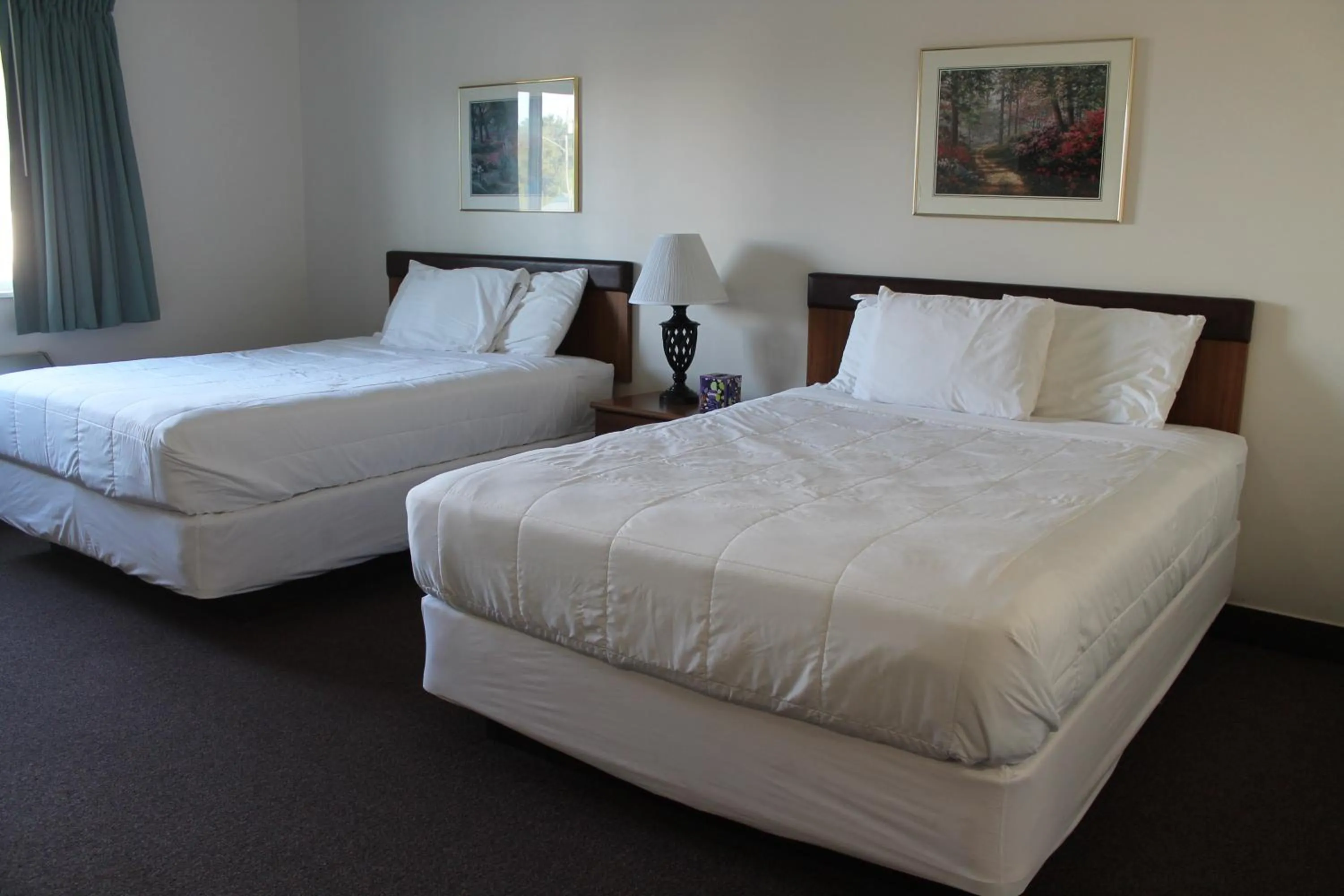 Bedroom, Bed in American Host Inn