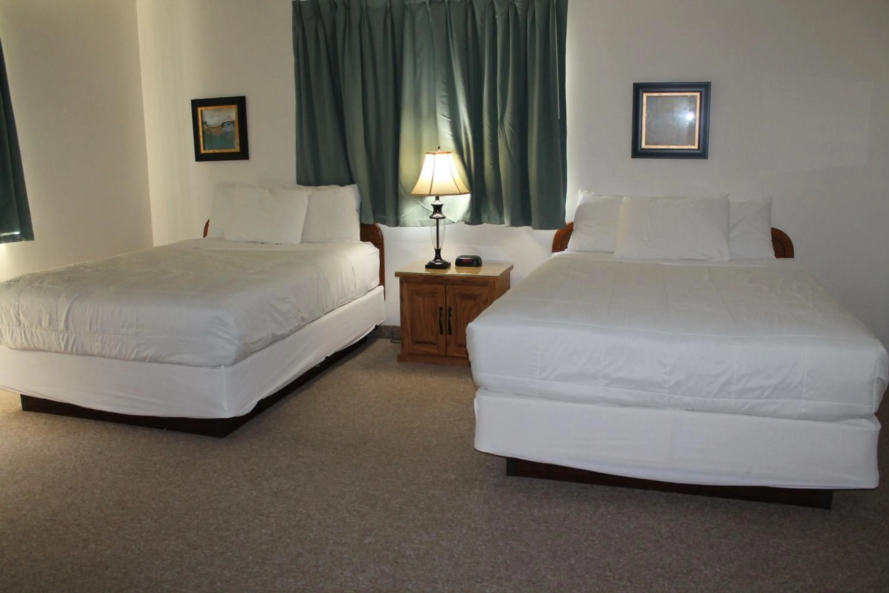 Bedroom, Bed in American Host Inn