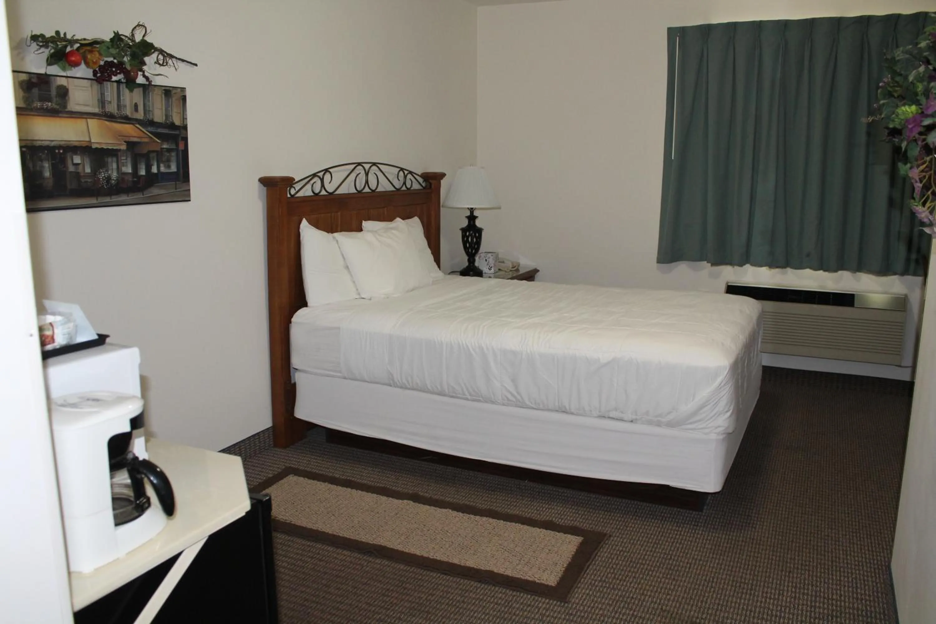 Bedroom, Bed in American Host Inn