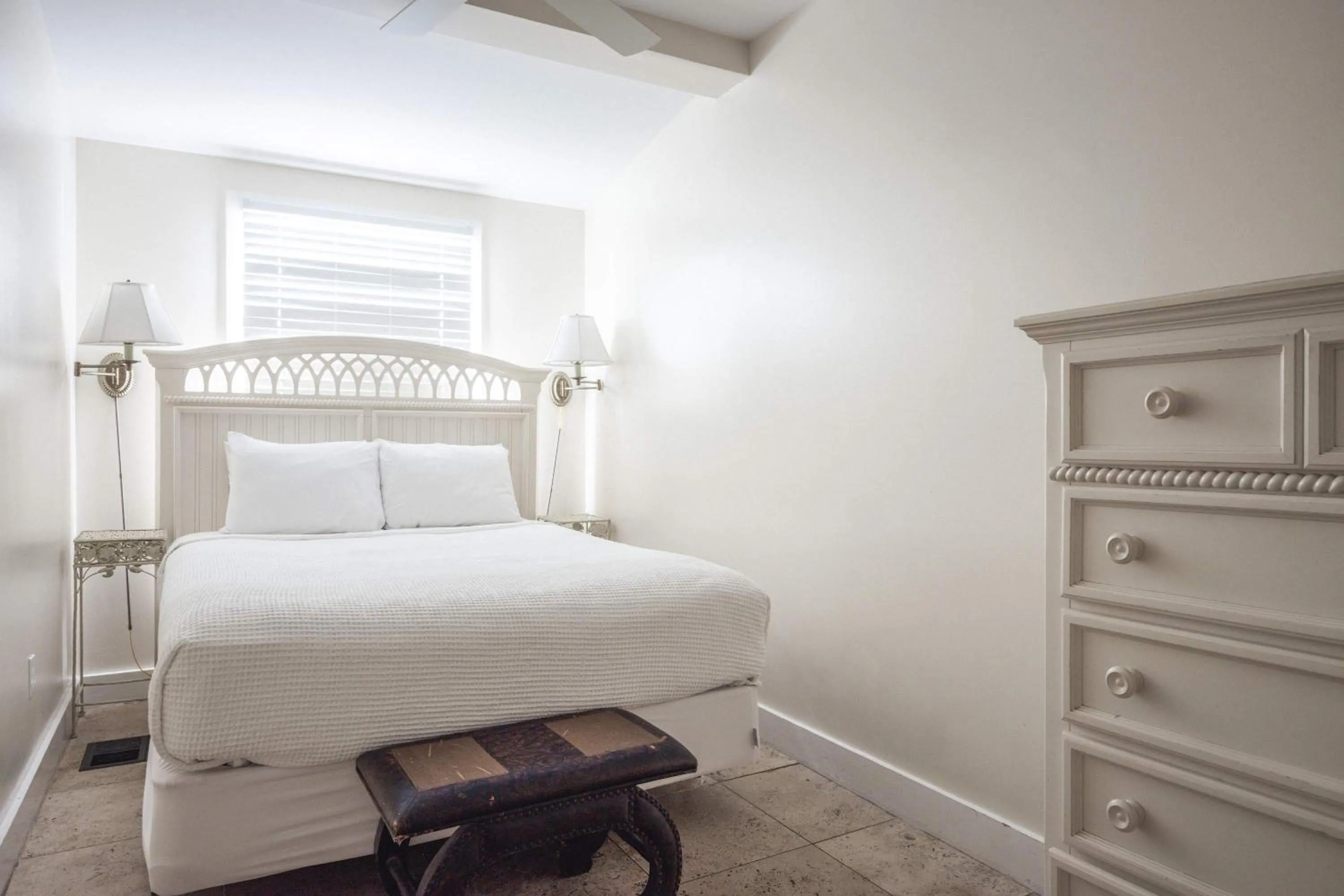 Bed in Sea Breeze -Great Location!