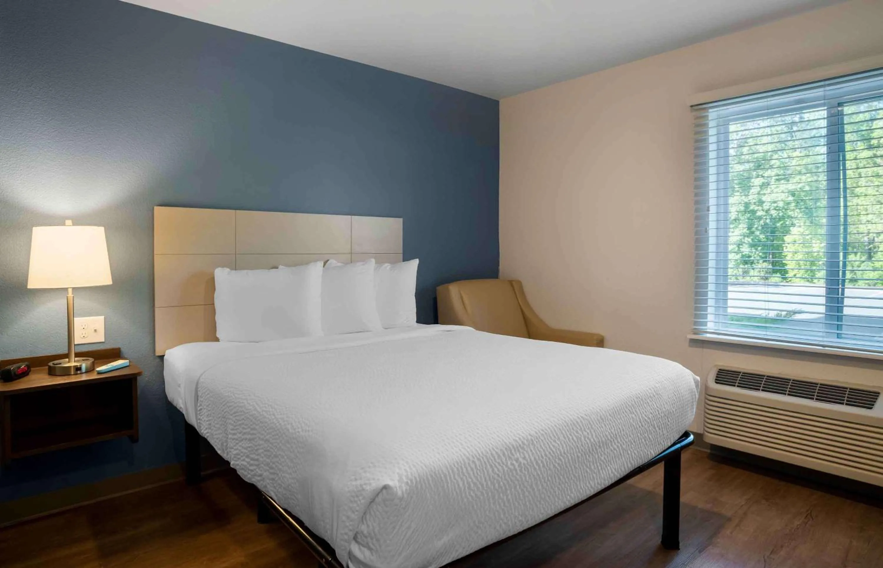 Bedroom, Bed in Extended Stay America Suites - Charlotte - Matthews