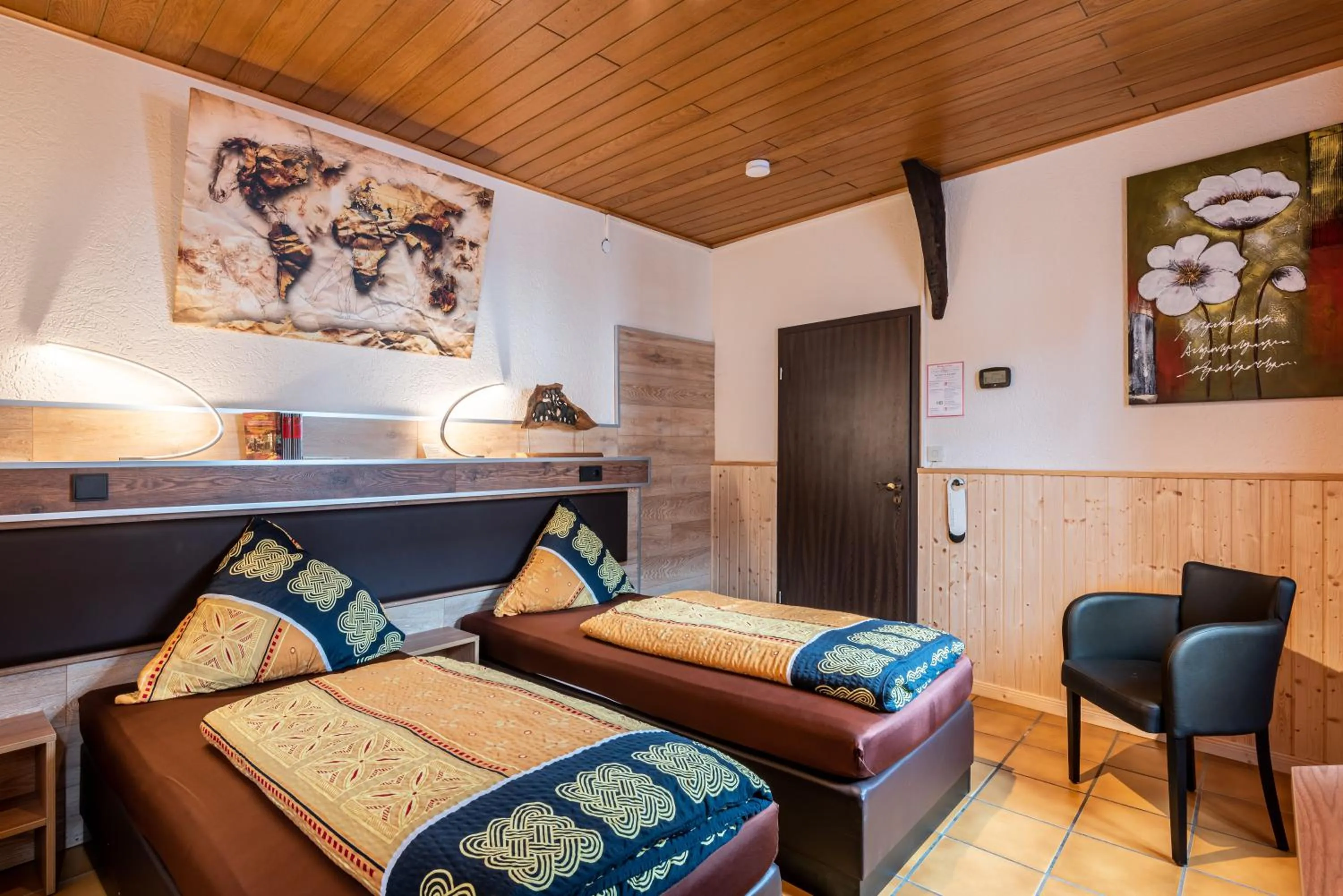 Photo of the whole room, Bed in AKZENT Land-Hotel Zum Schwan, Garni WEILERSWIST-METTERNICH, 3 E-LADESTATIONEN, Nähe PHANTASIALAND, PALMENPARADIES Euskirchen