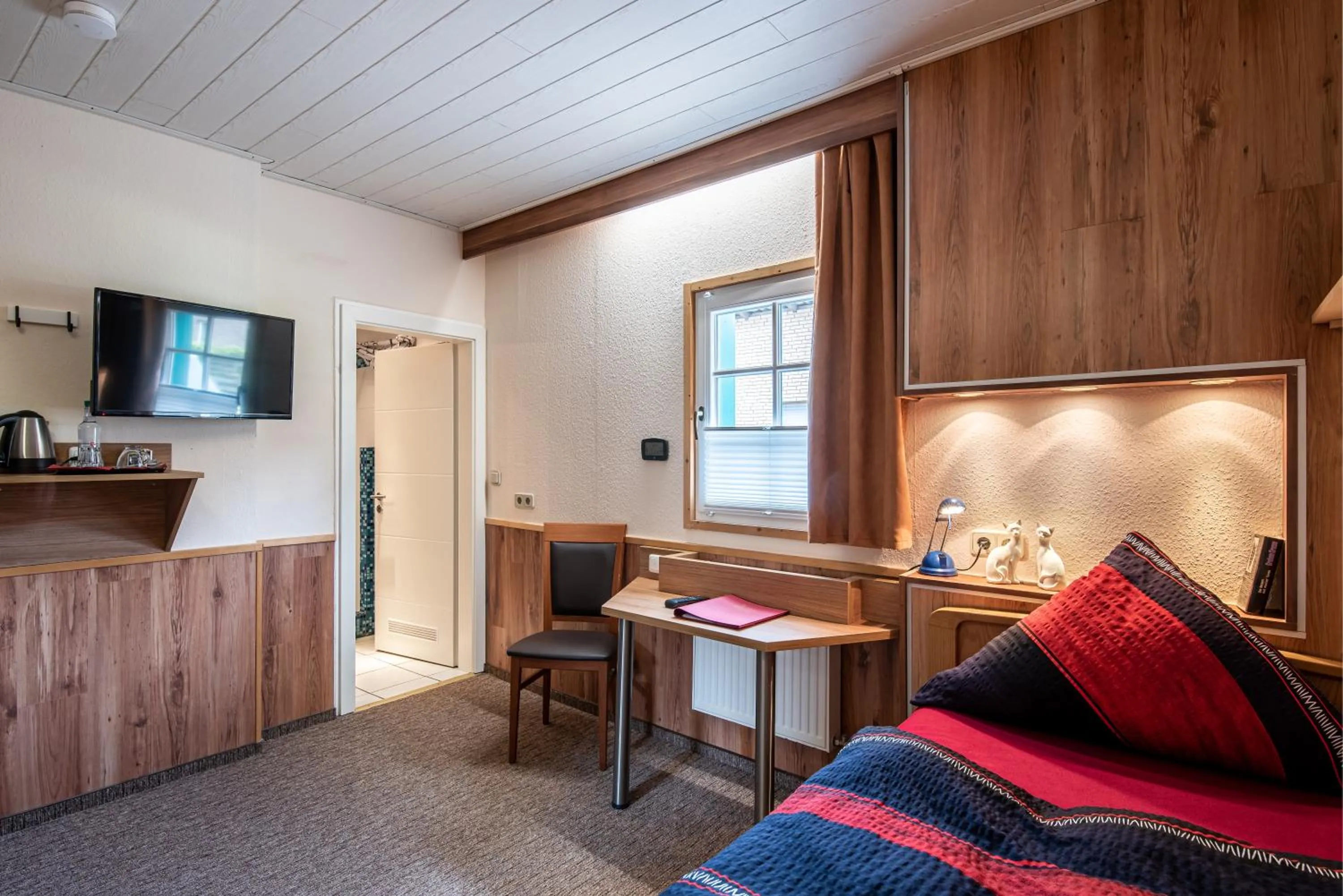 Photo of the whole room in AKZENT Land-Hotel Zum Schwan, Garni WEILERSWIST-METTERNICH, 3 E-LADESTATIONEN, Nähe PHANTASIALAND, PALMENPARADIES Euskirchen