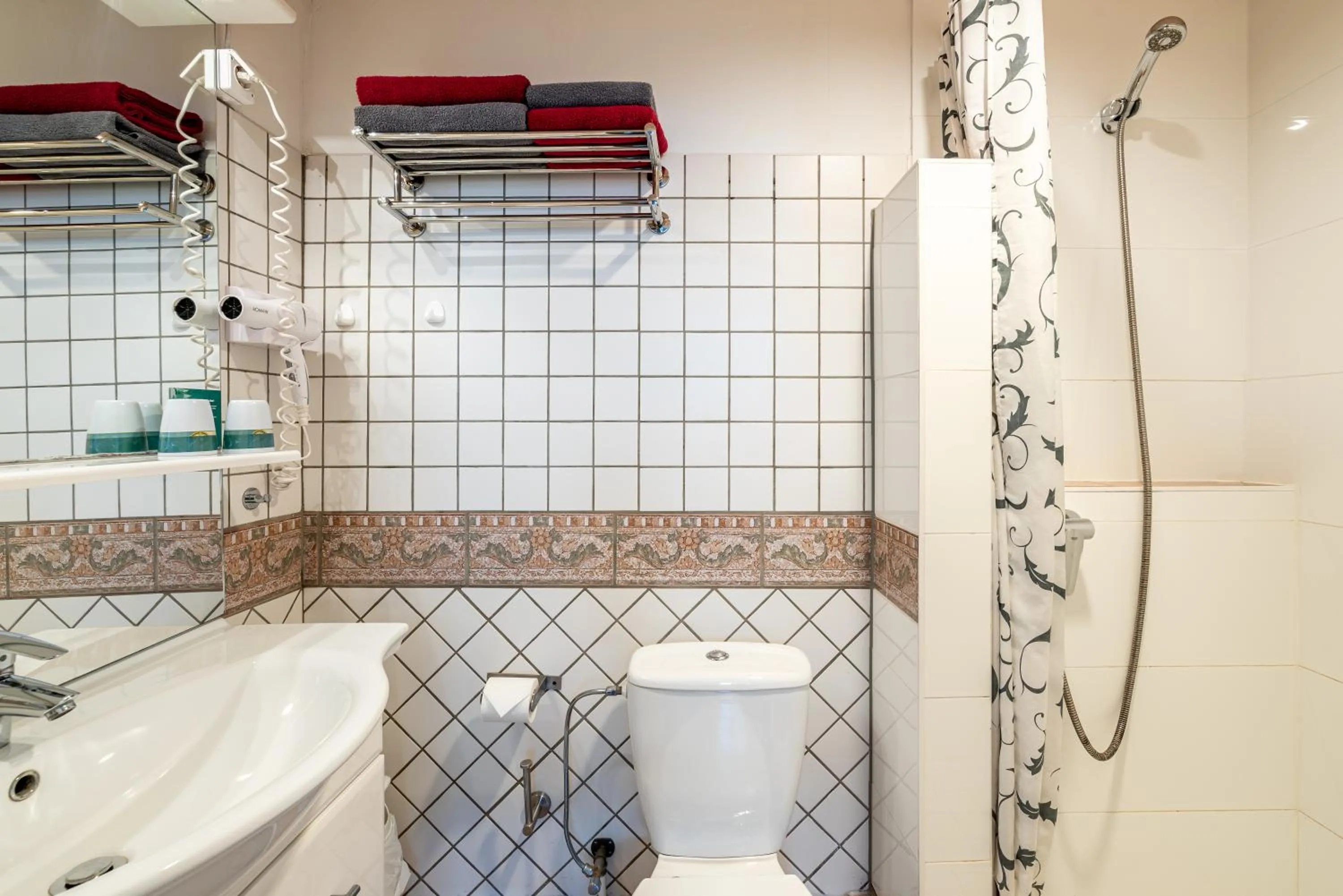 Shower in AKZENT Land-Hotel Zum Schwan, Garni WEILERSWIST-METTERNICH, 3 E-LADESTATIONEN, Nähe PHANTASIALAND, PALMENPARADIES Euskirchen